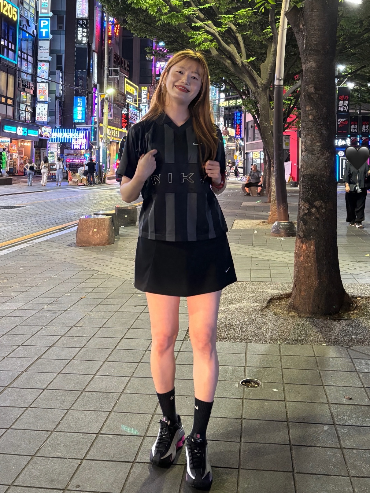 (W) Nike Shox R4 Black Pinksicle, (W) Nike NSW Oversized Jersey Black Chalk - Asia 착용 스타일 - 4