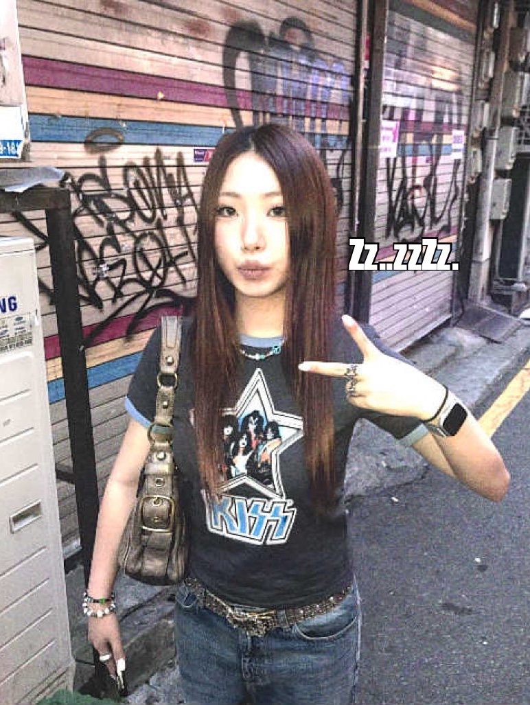 MAINBOOTH X KISS Woman Star T-shirt Charcoal 착용 스타일 - 4