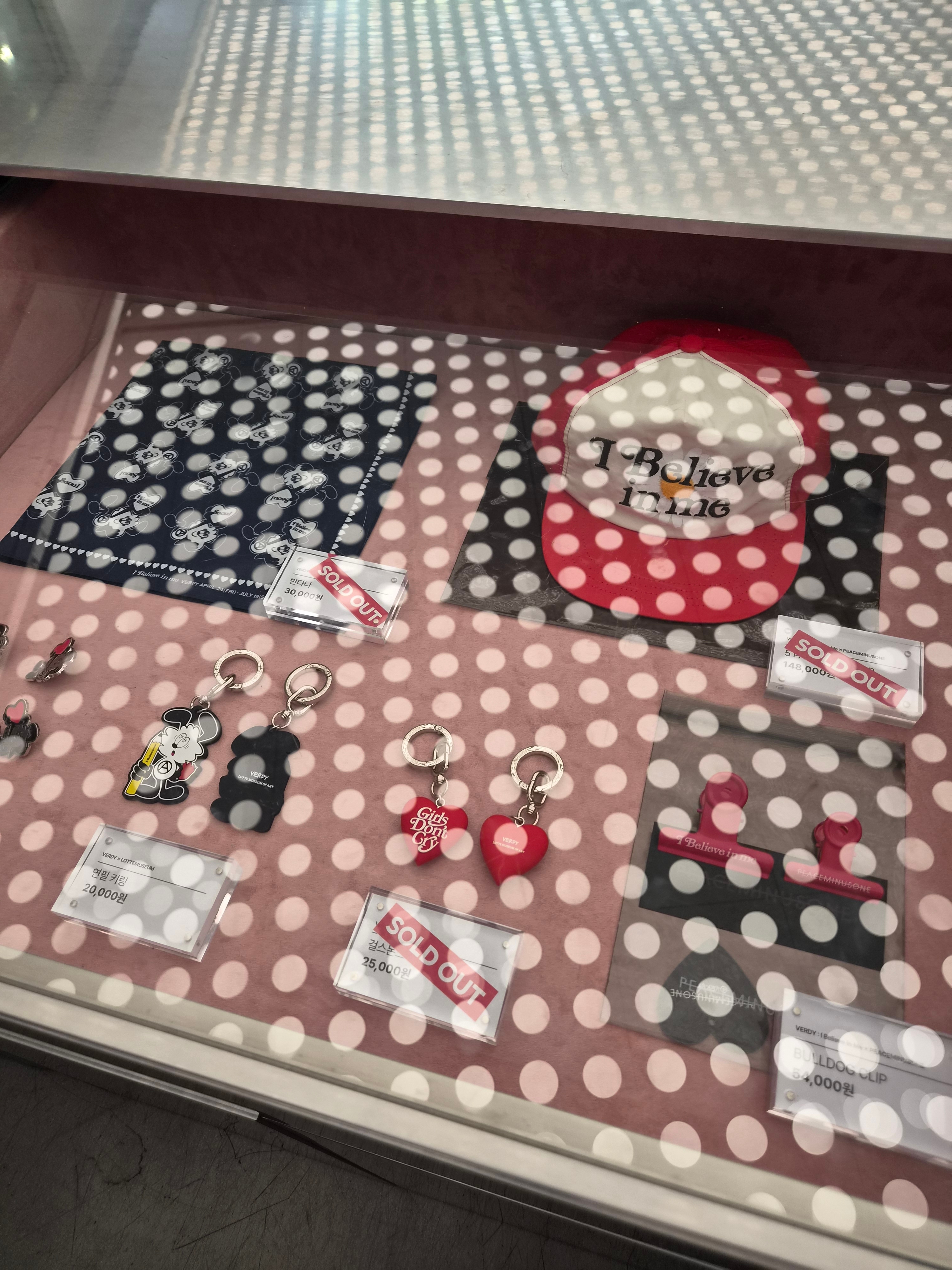 Peaceminusone x Verdy 5 Panel Ball Cap Red, Peaceminusone x Verdy Bulldog Clip Red (Set of 2) 착용 스타일 - 3