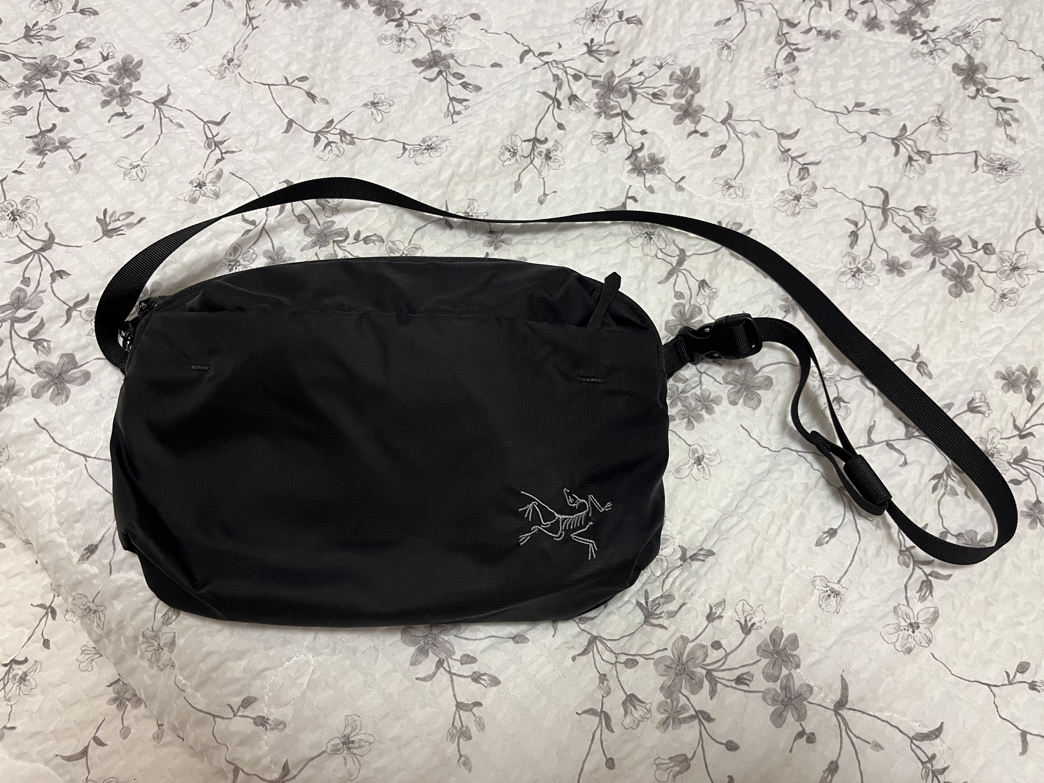 Arc'teryx Heliad 6 Crossbody Bag Black 착용 스타일