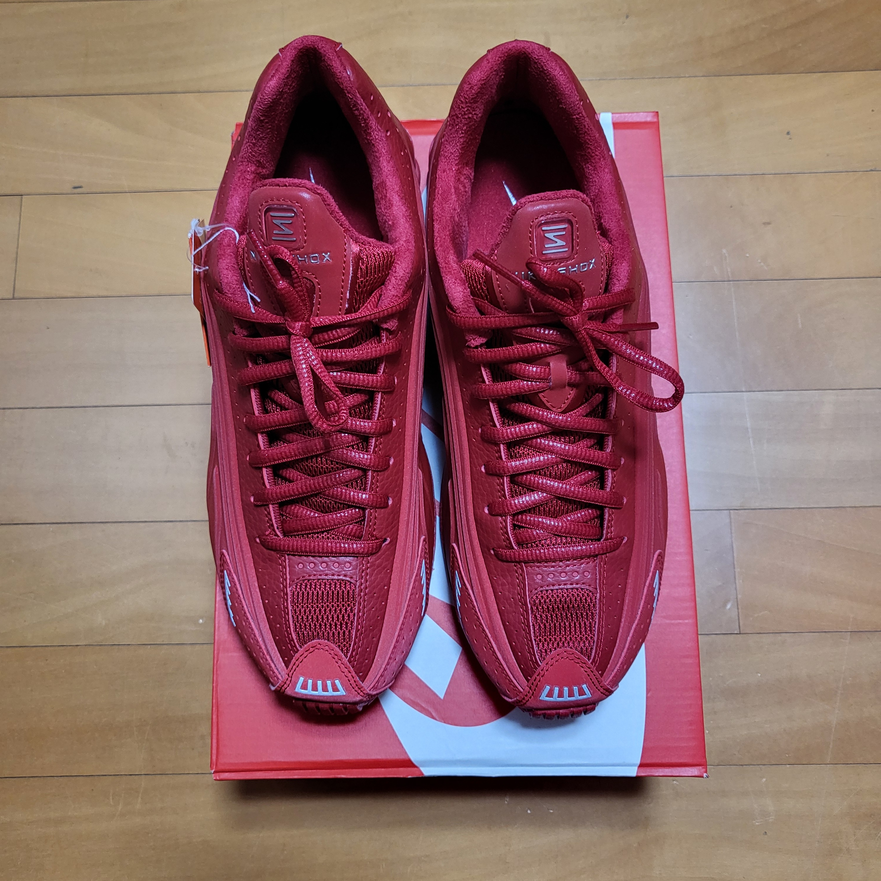 Nike Shox R4 Gym Red and Metallic Silver 착용 스타일
