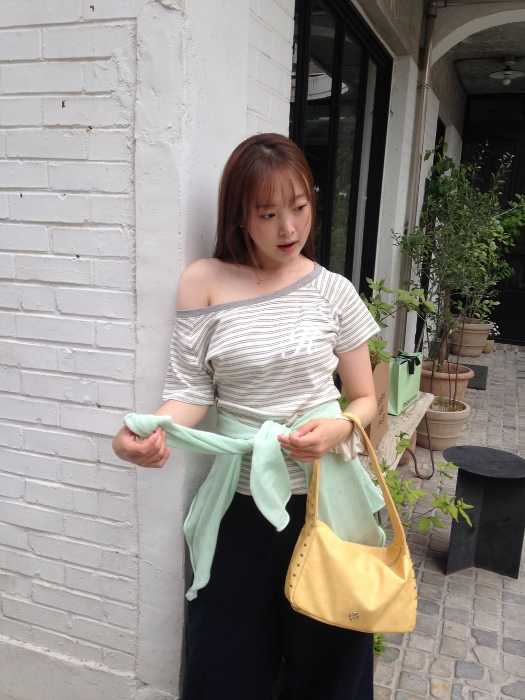 Rosefrantz Stripe One-shoulder T-shirt [Gray] 착용 스타일 - 1