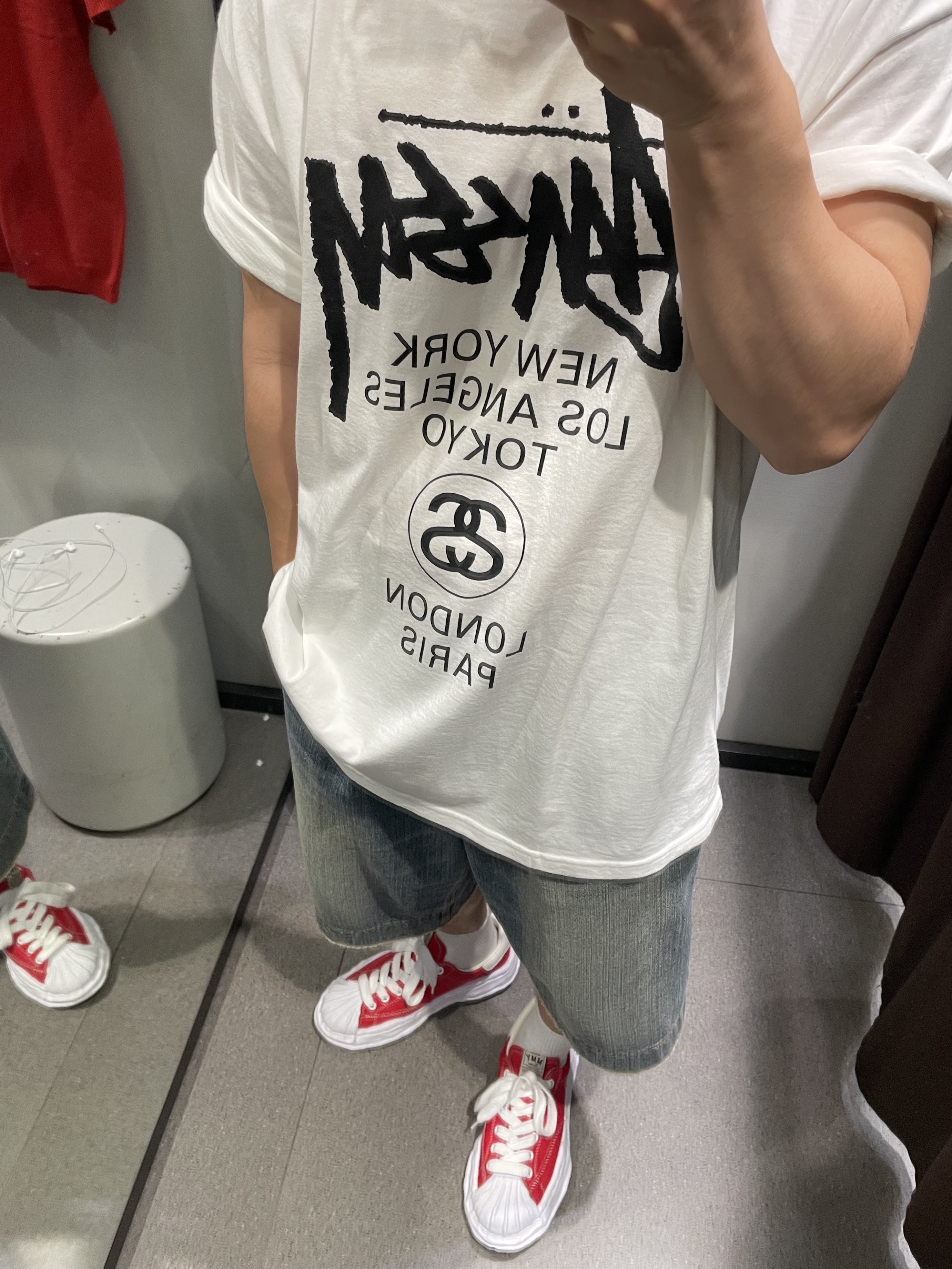 Maison Mihara Yasuhiro Blakey OG Sole Canvas Low-top Sneakers Red White, Stussy World Tour T-Shirt White 착용 스타일