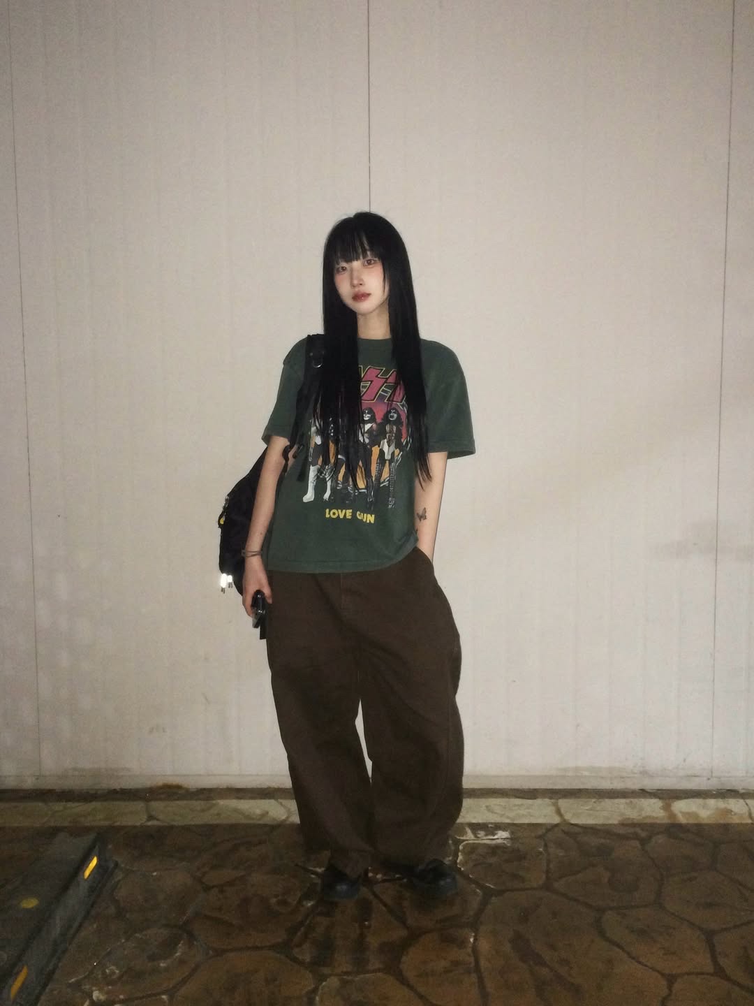 MAINBOOTH X KISS Love Gun T-shirt Deep Green 착용 스타일 - 1