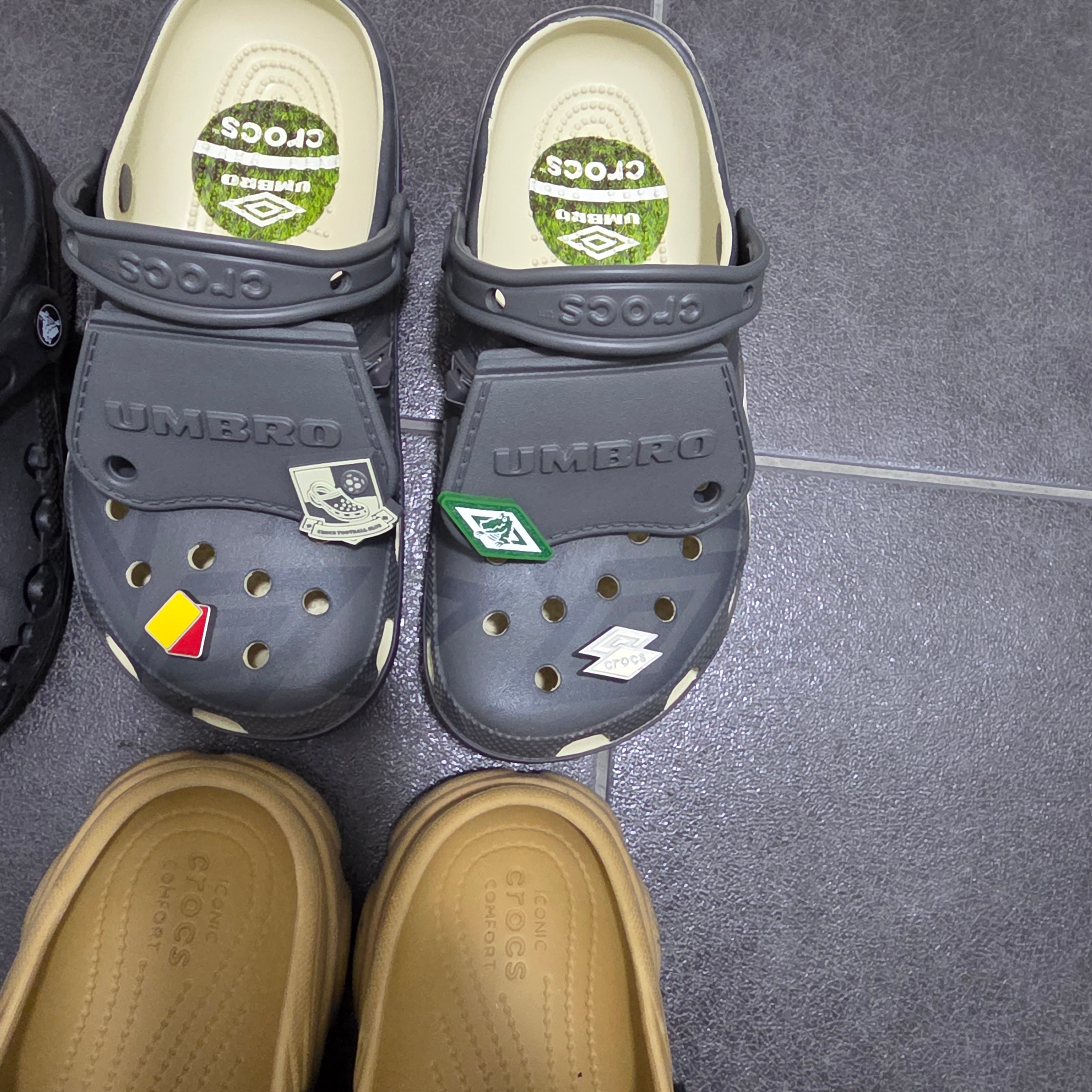 Crocs x Umbro Classic Clog Bone Slate Grey 착용 스타일