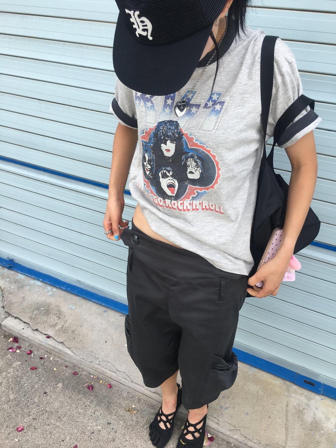 MAINBOOTH X KISS USA Logo T-shirt Gray 착용 스타일 - 4