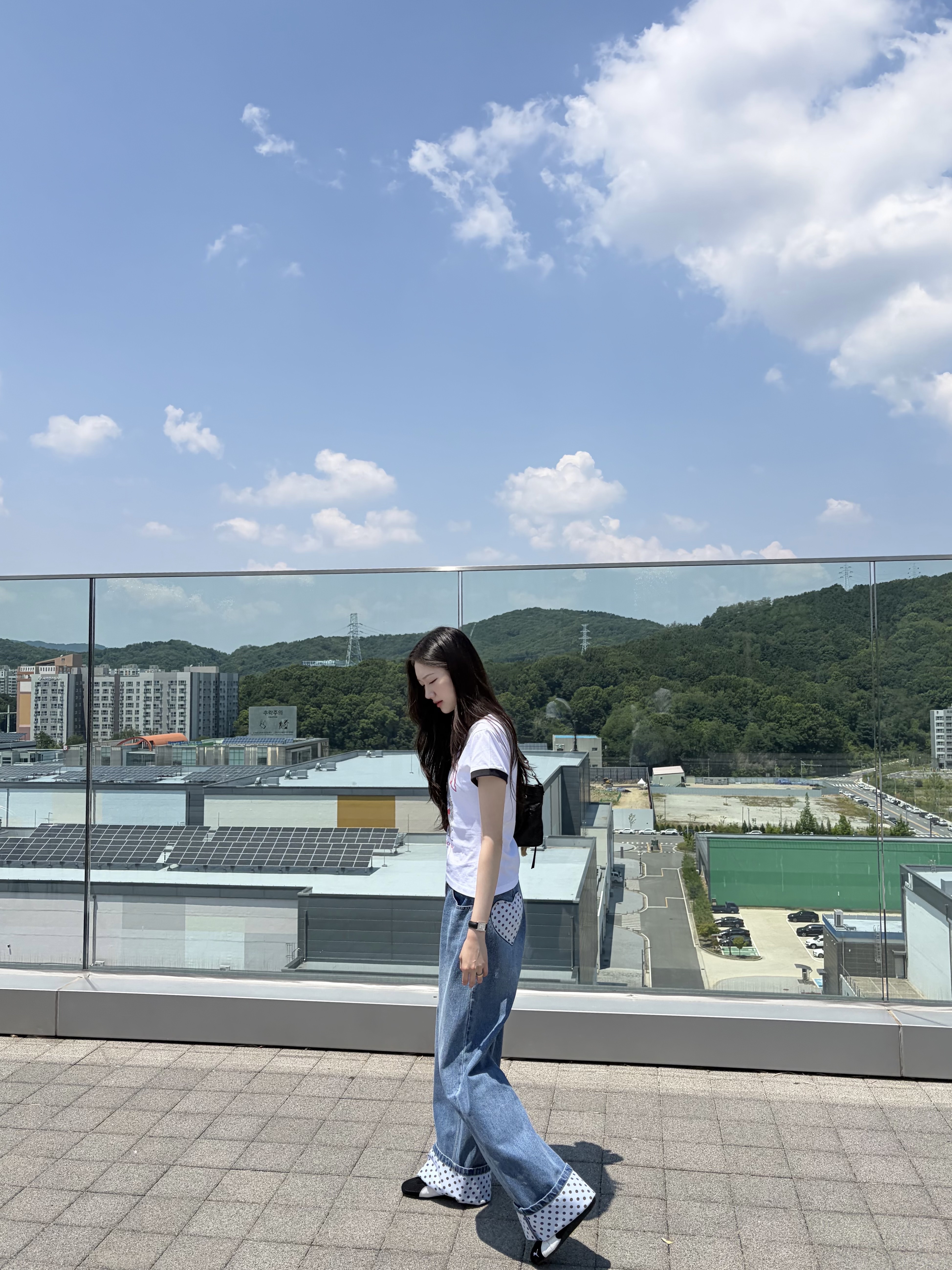 (W) Ganni Logo Print Cotton T-Shirt Bright White, Balenciaga Le City First Bag Black 착용 스타일 - 3