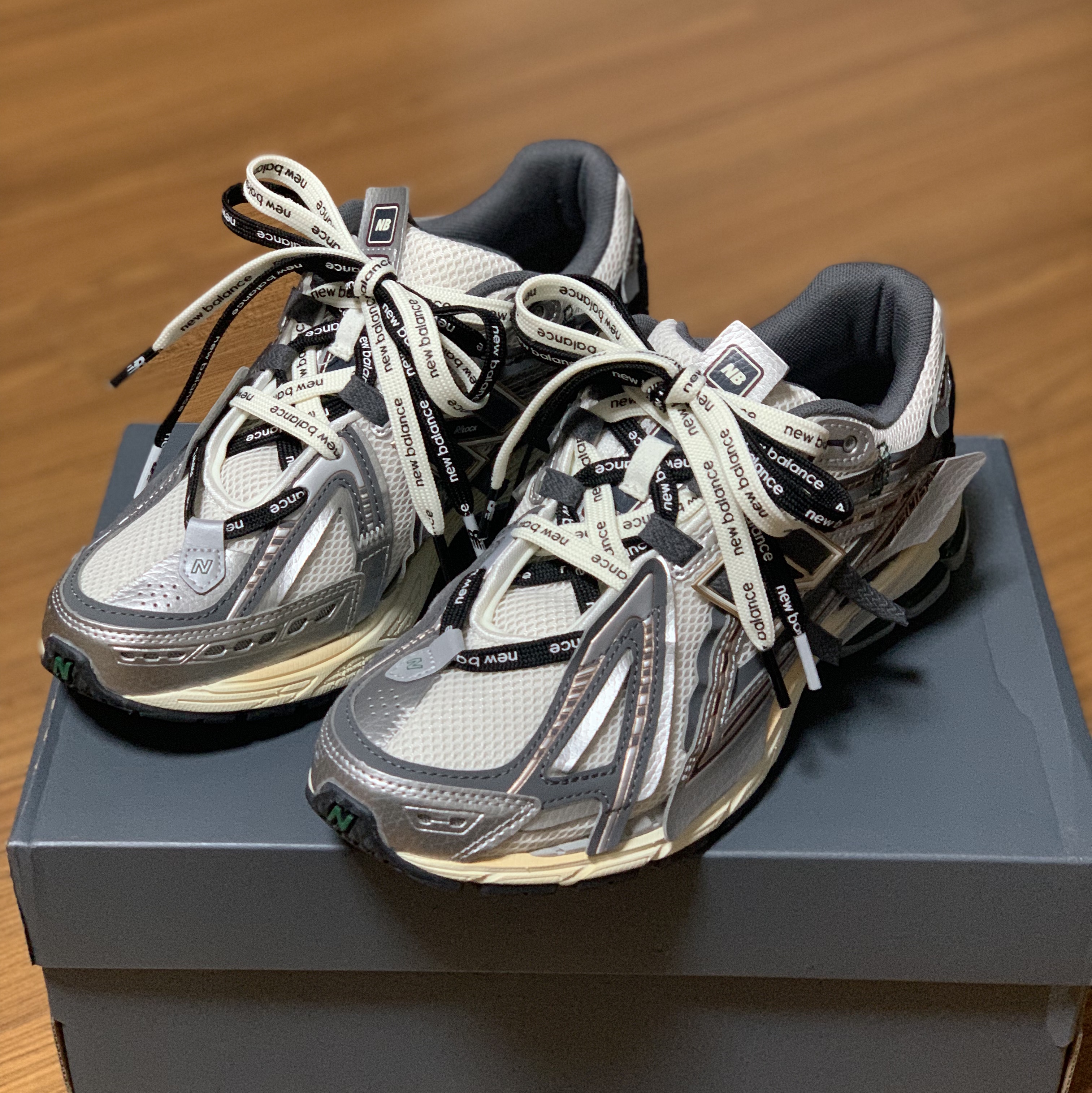 New Balance 1906A Silver Metallic Castlerock 착용 스타일 - 1