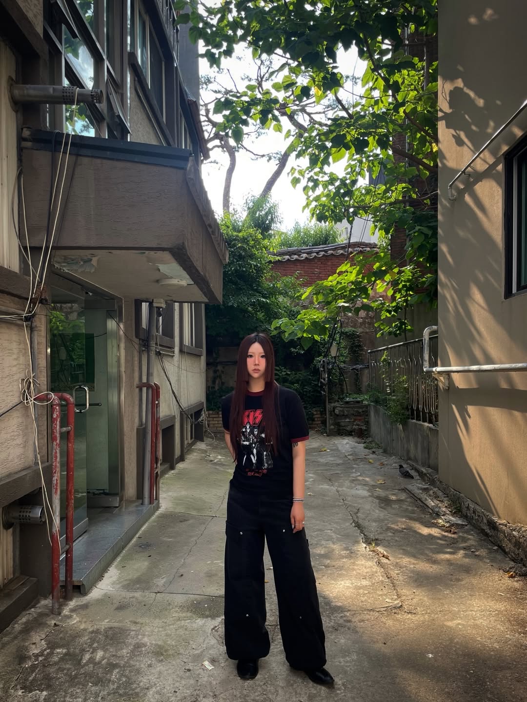 MAINBOOTH X KISS End of the Road T-shirt Black 착용 스타일 - 2