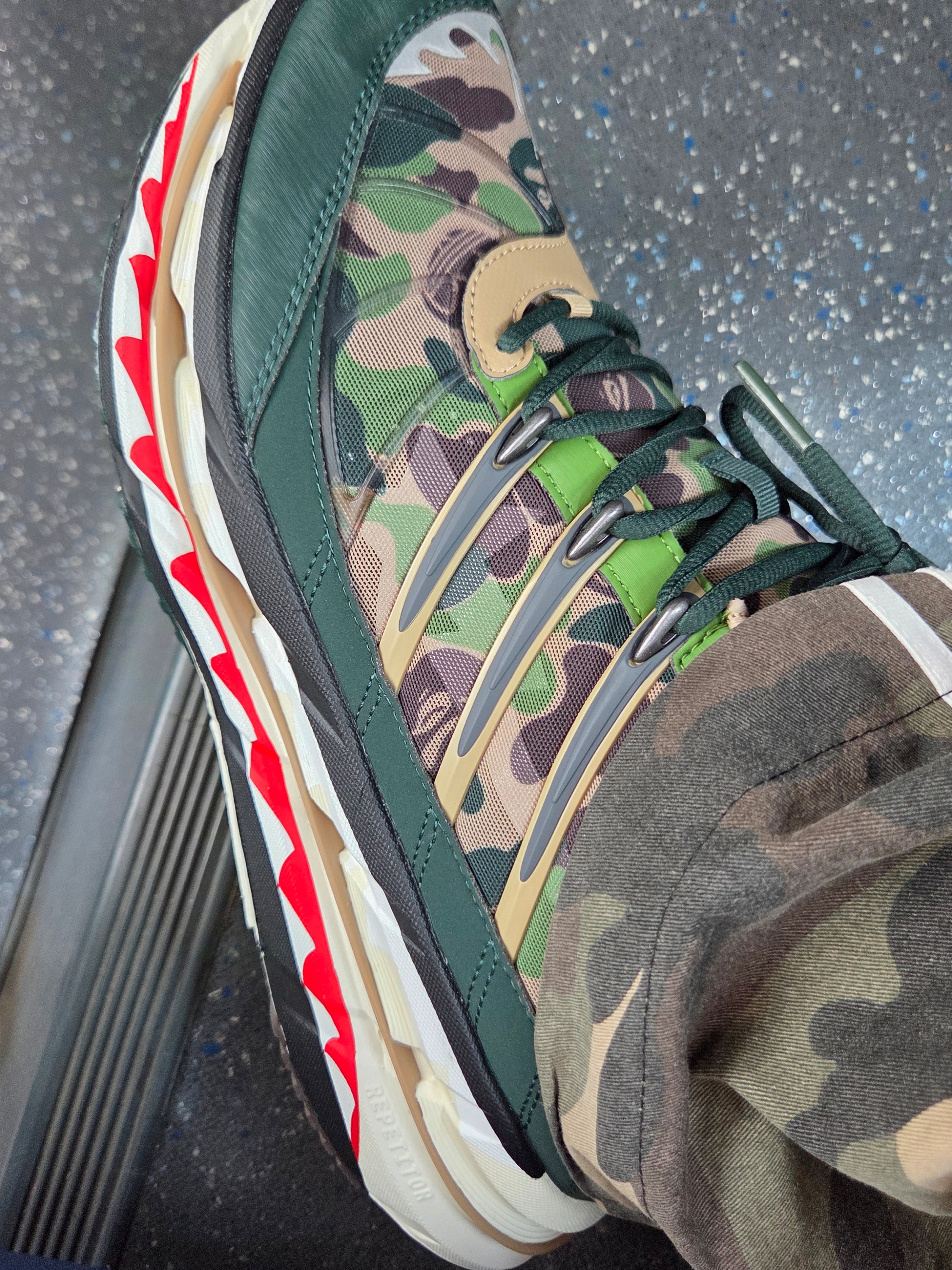 Adidas x BAPE Adistar Hrmy Hemp Iron Metallic 착용 스타일 - 3