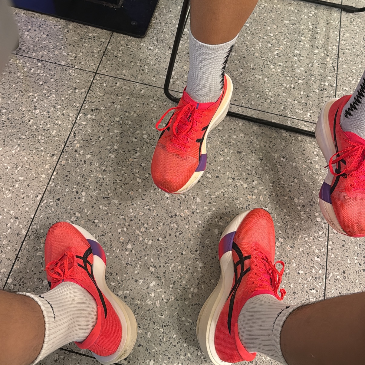 Asics Metaspeed Edge Tokyo Flash Red Black, Asics Metaspeed Sky Tokyo Flash Red Black 착용 스타일