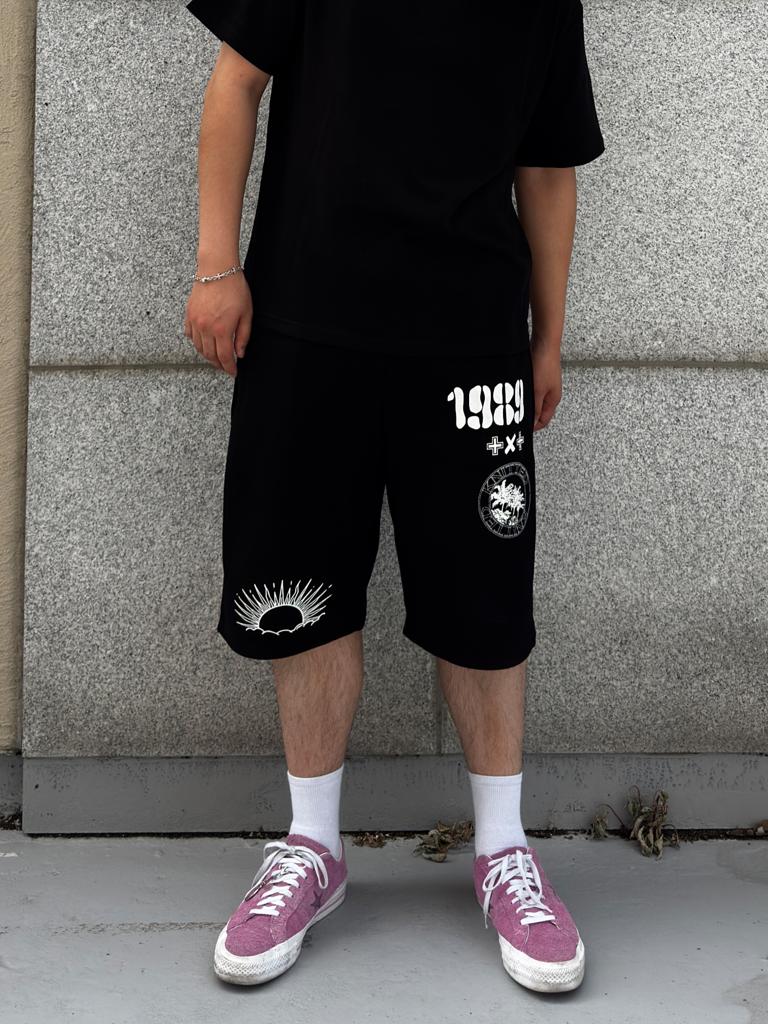 [KREAM 단독] Knitted 1989 Sunrise Graphic Bermuda Half Pants Black, [KREAM 단독] Knitted 1989 Sunrise Graphic Bermuda Half Pants Melange Grey 착용 스타일 - 1