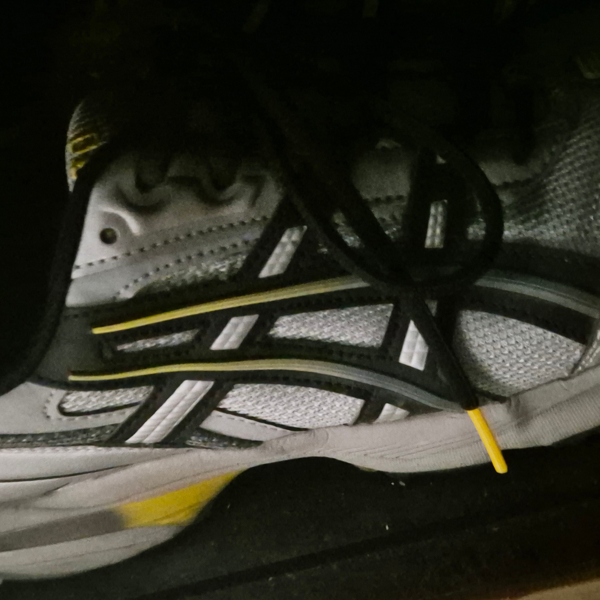 Asics Gel-1090 Mid Grey Black 착용 스타일