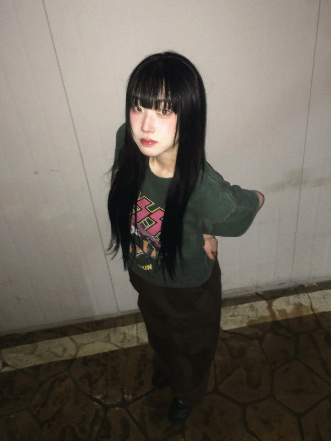 MAINBOOTH X KISS Love Gun T-shirt Deep Green 착용 스타일 - 3