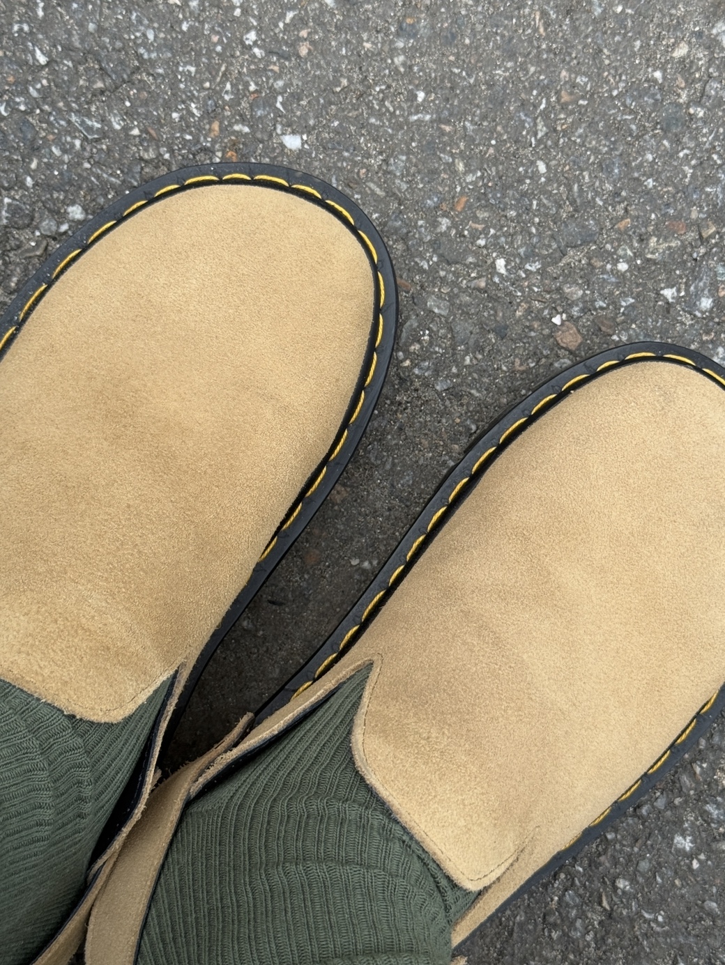 Salomon Rx Slide 3.0 Black, Dr. Martens Zebzag Mules Savannah Tan 착용 스타일 - 2