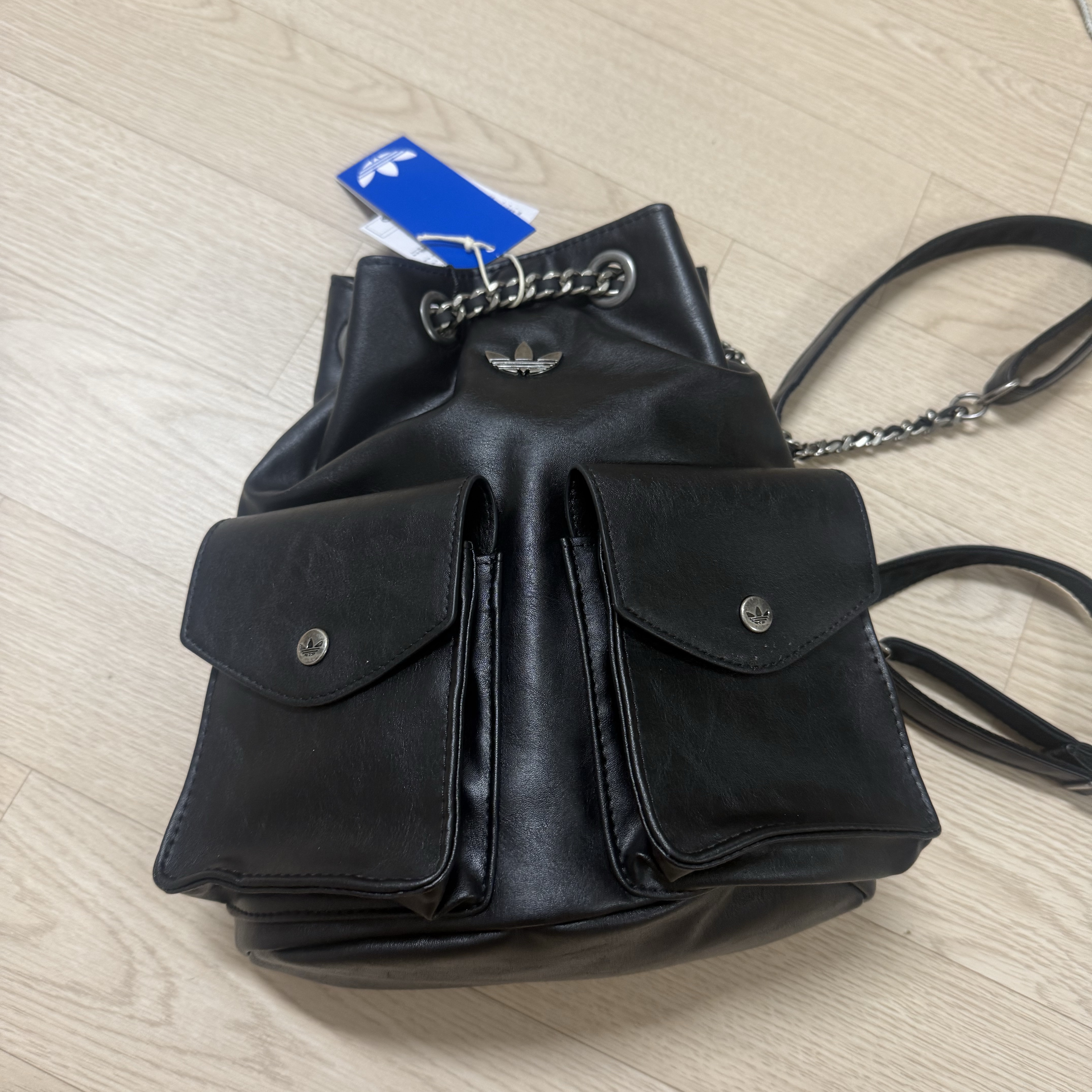 (W) Adidas Classic Sports Shoulder Bag Black 착용 스타일 - 1