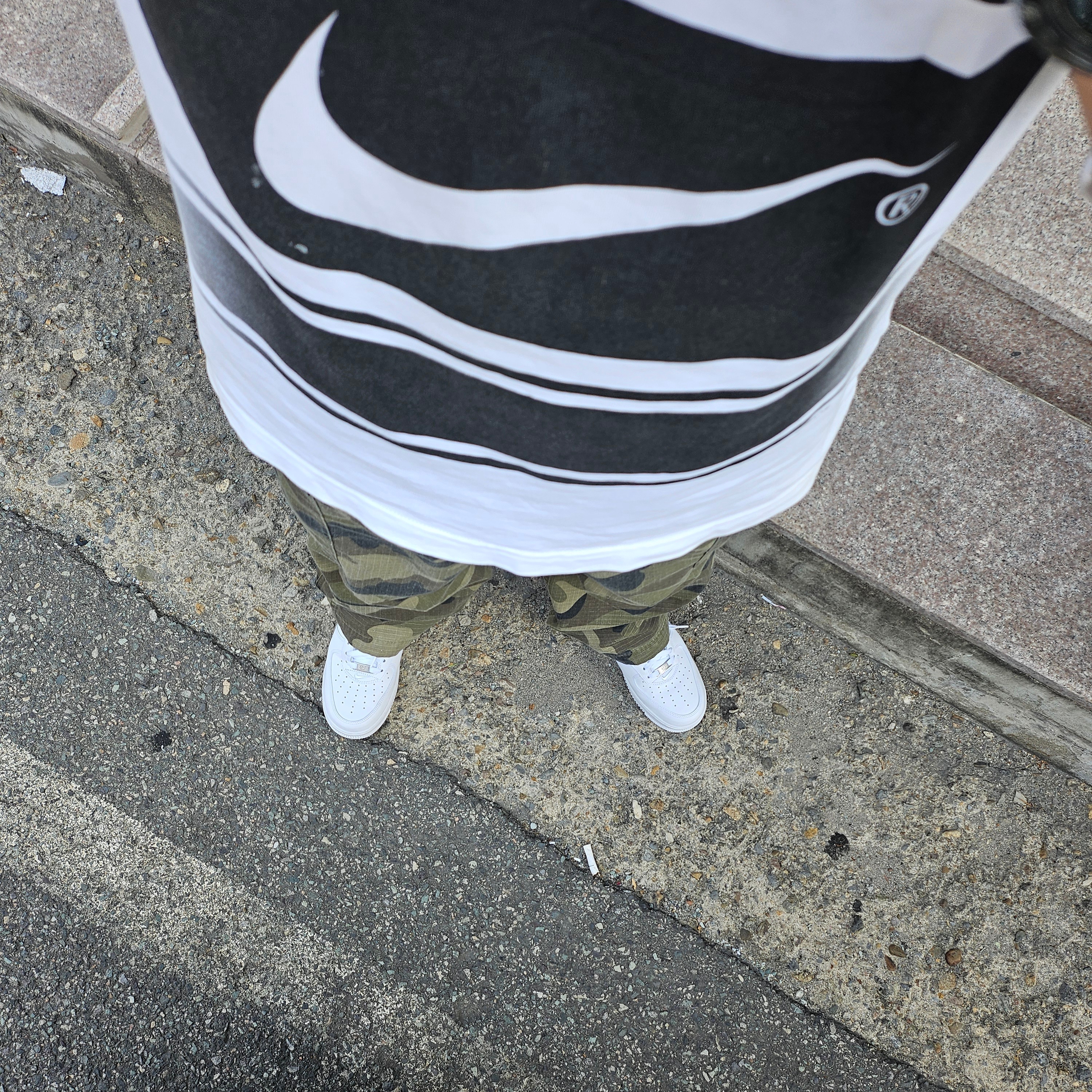 Nike x Supreme Air Force 1 Low White, Nike NRG Massive DEPT T-Shirt White - Asia 착용 스타일 - 2