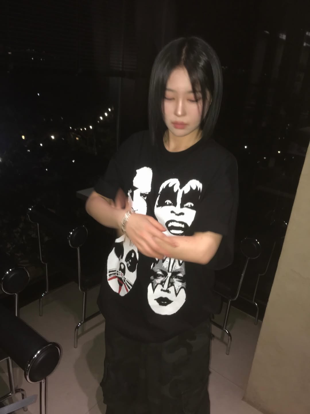 MAINBOOTH X KISS Four Faces Oversized T-shirt Black 착용 스타일 - 2
