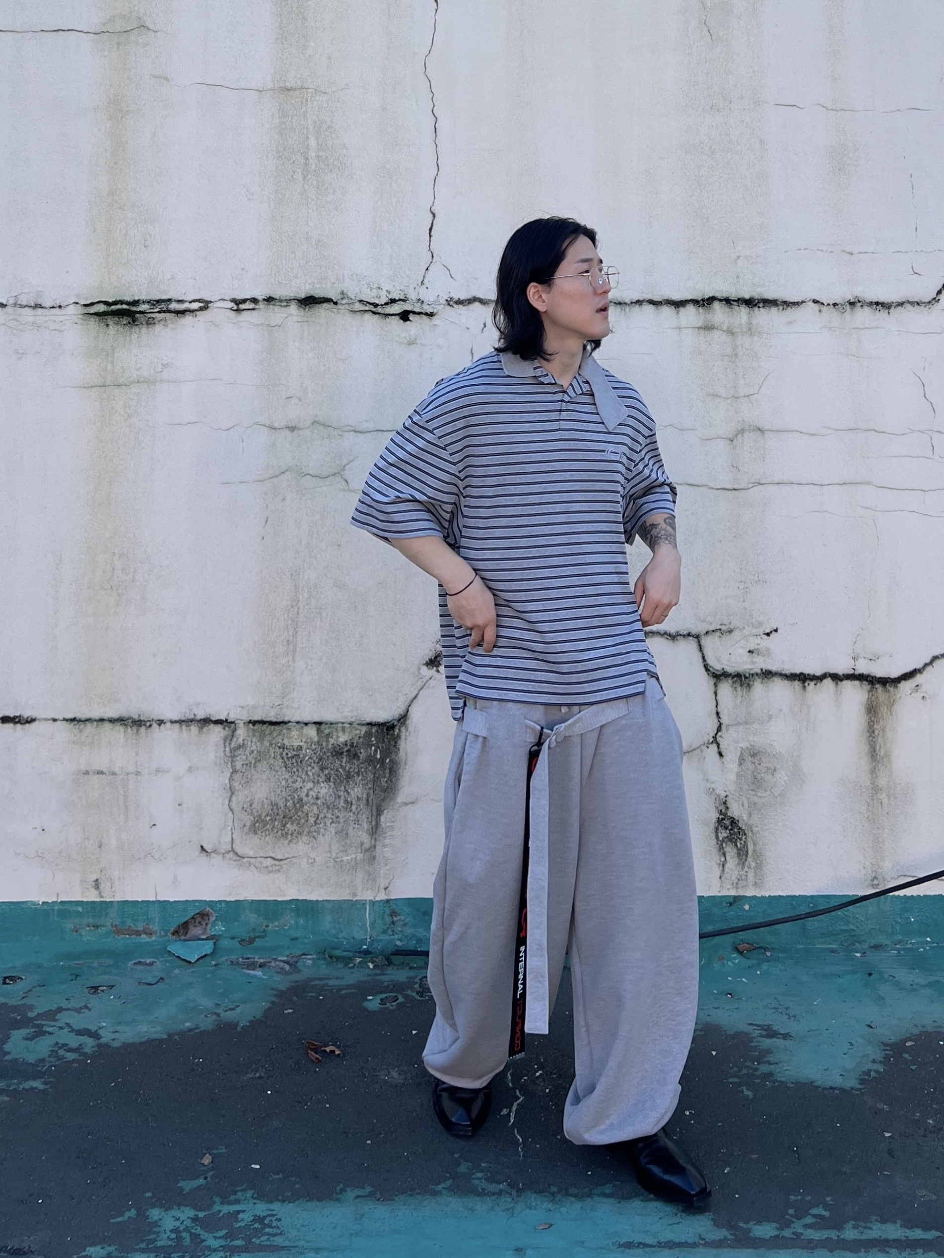 CSC x Soulesures SC:ENE 001, MJD x Koin Seoul Belted Heavy Sweat Baggy Pants Melange Grey 착용 스타일 - 4