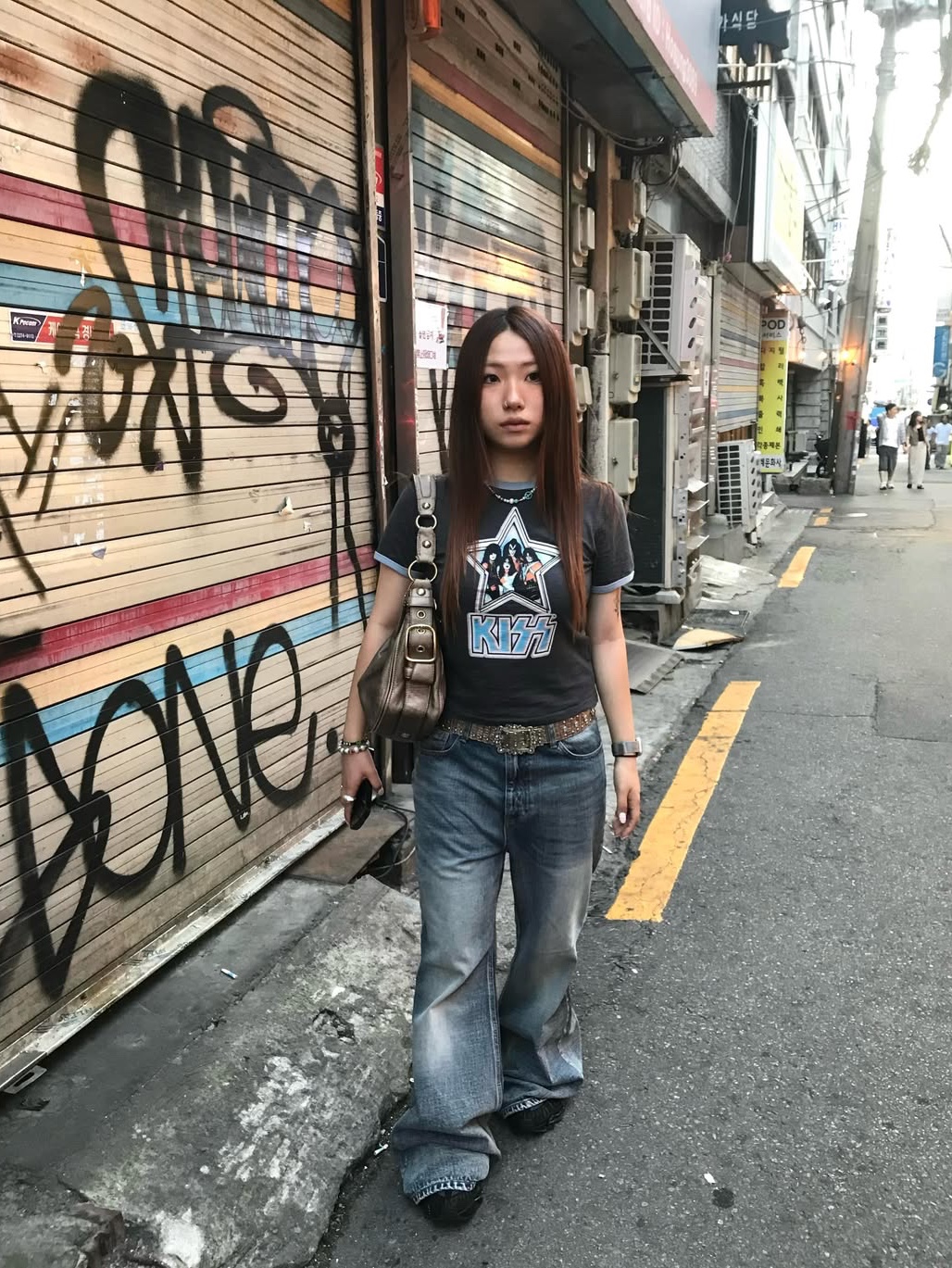 MAINBOOTH X KISS Woman Star T-shirt Charcoal 착용 스타일 - 1