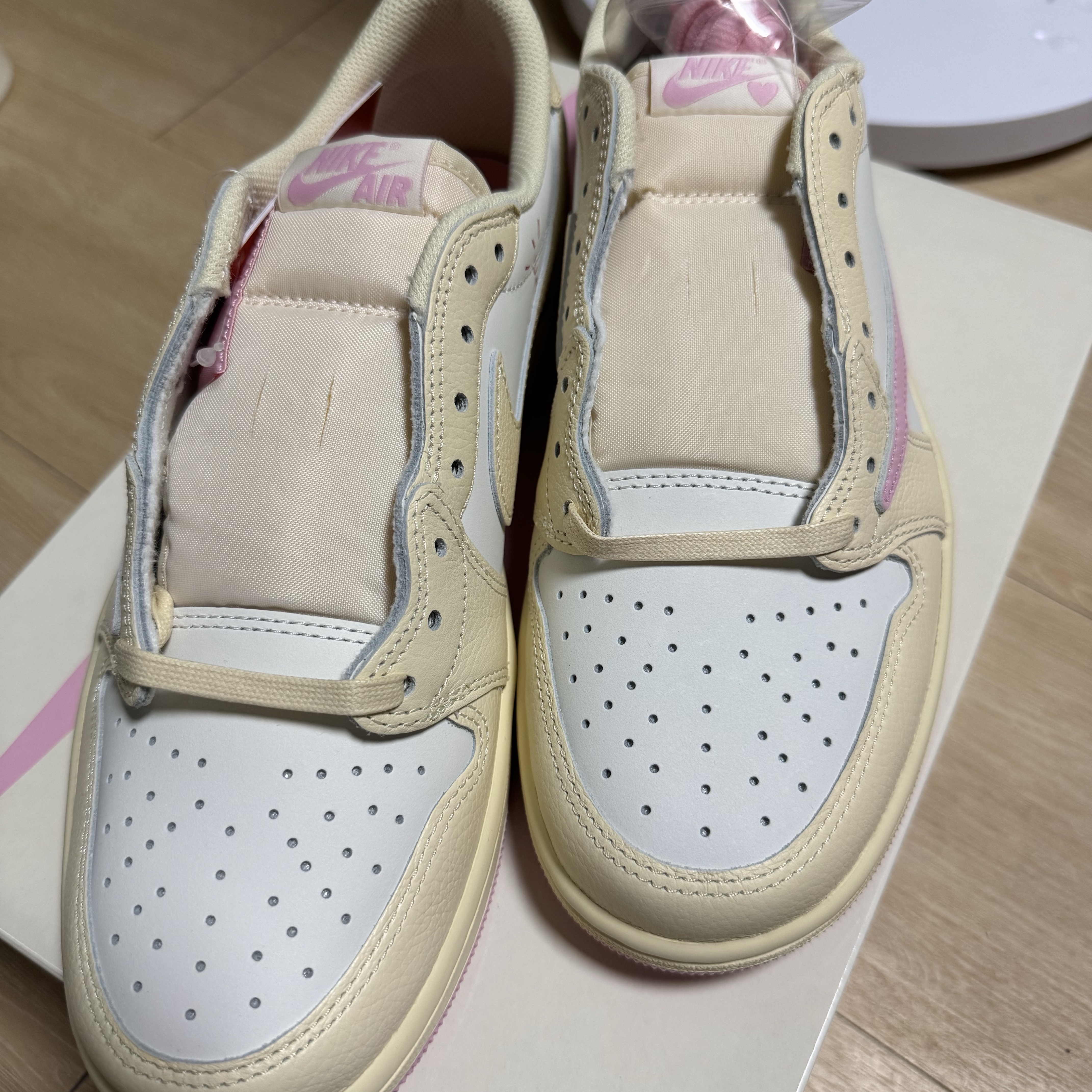 Jordan 1 x Travis Scott Retro Low OG SP Muslin Shy Pink 착용 스타일 - 1