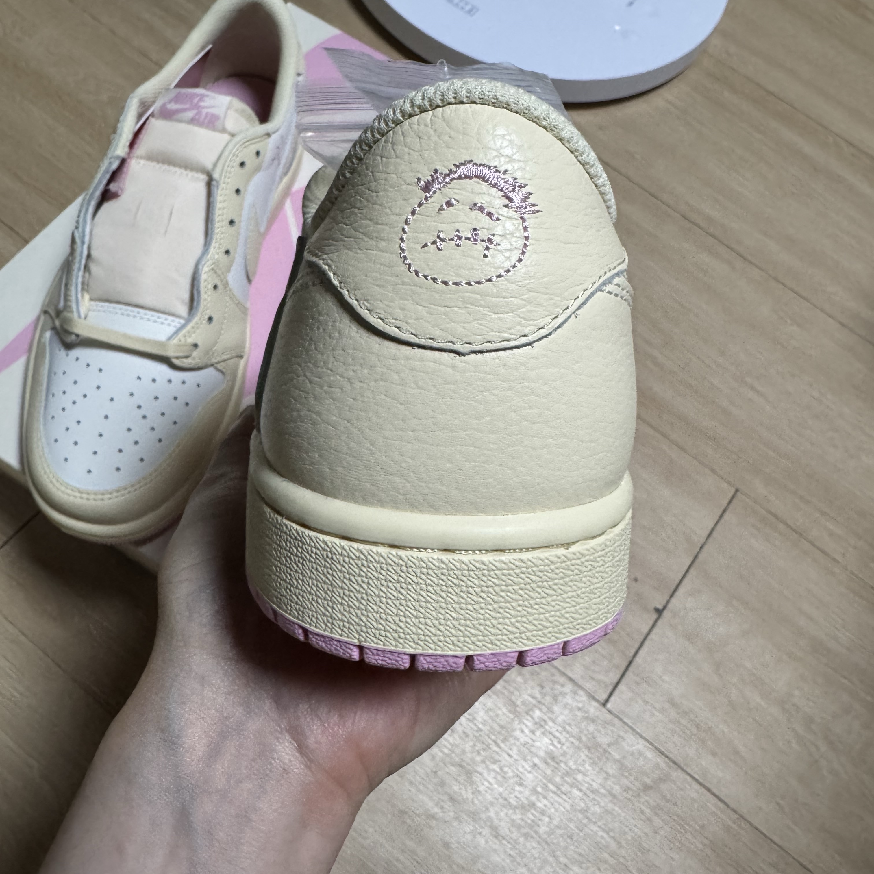 Jordan 1 x Travis Scott Retro Low OG SP Muslin Shy Pink 착용 스타일 - 4