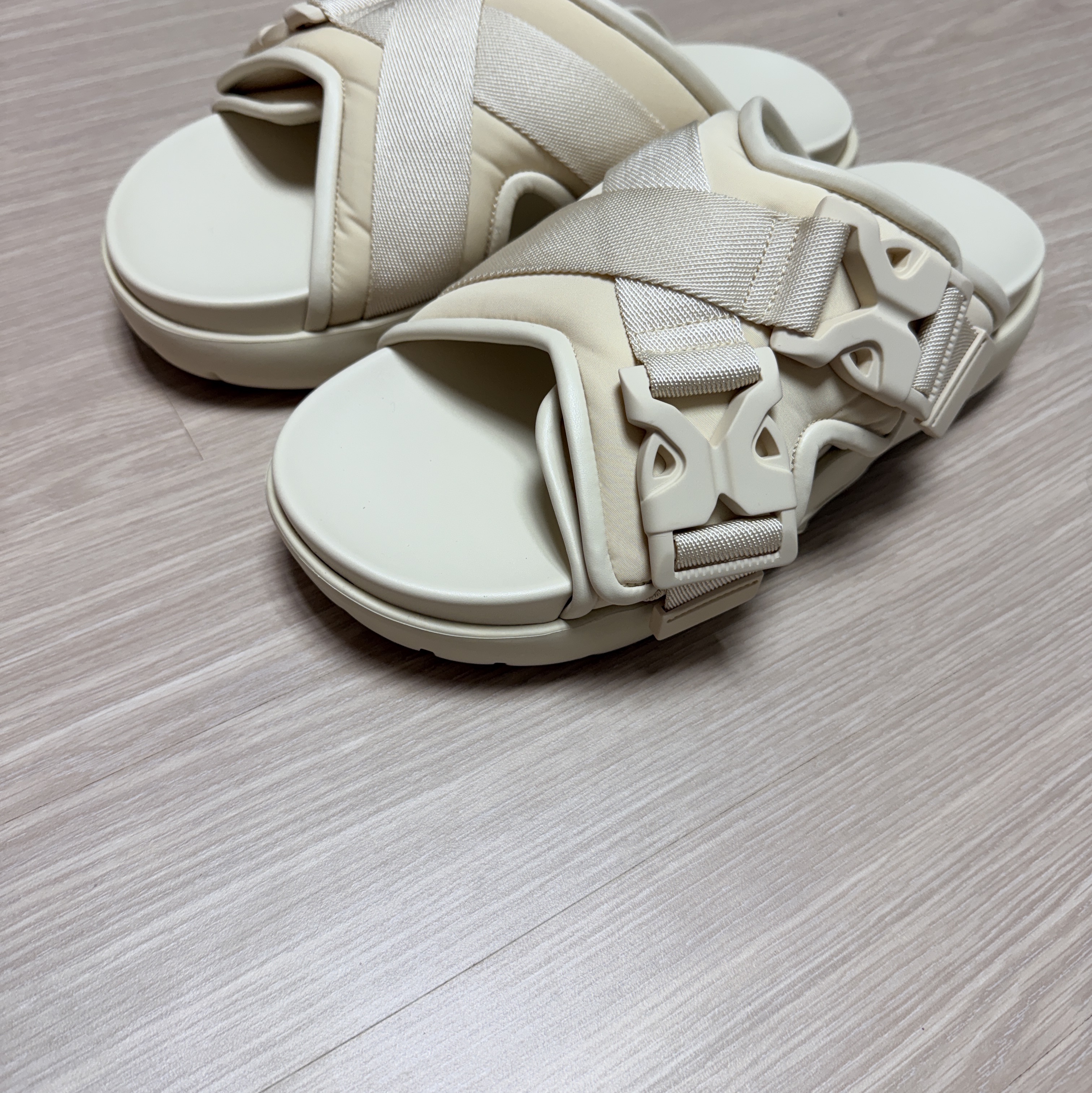 Bottega Veneta Snap Slide Sandal Sea Salt 착용 스타일 - 2