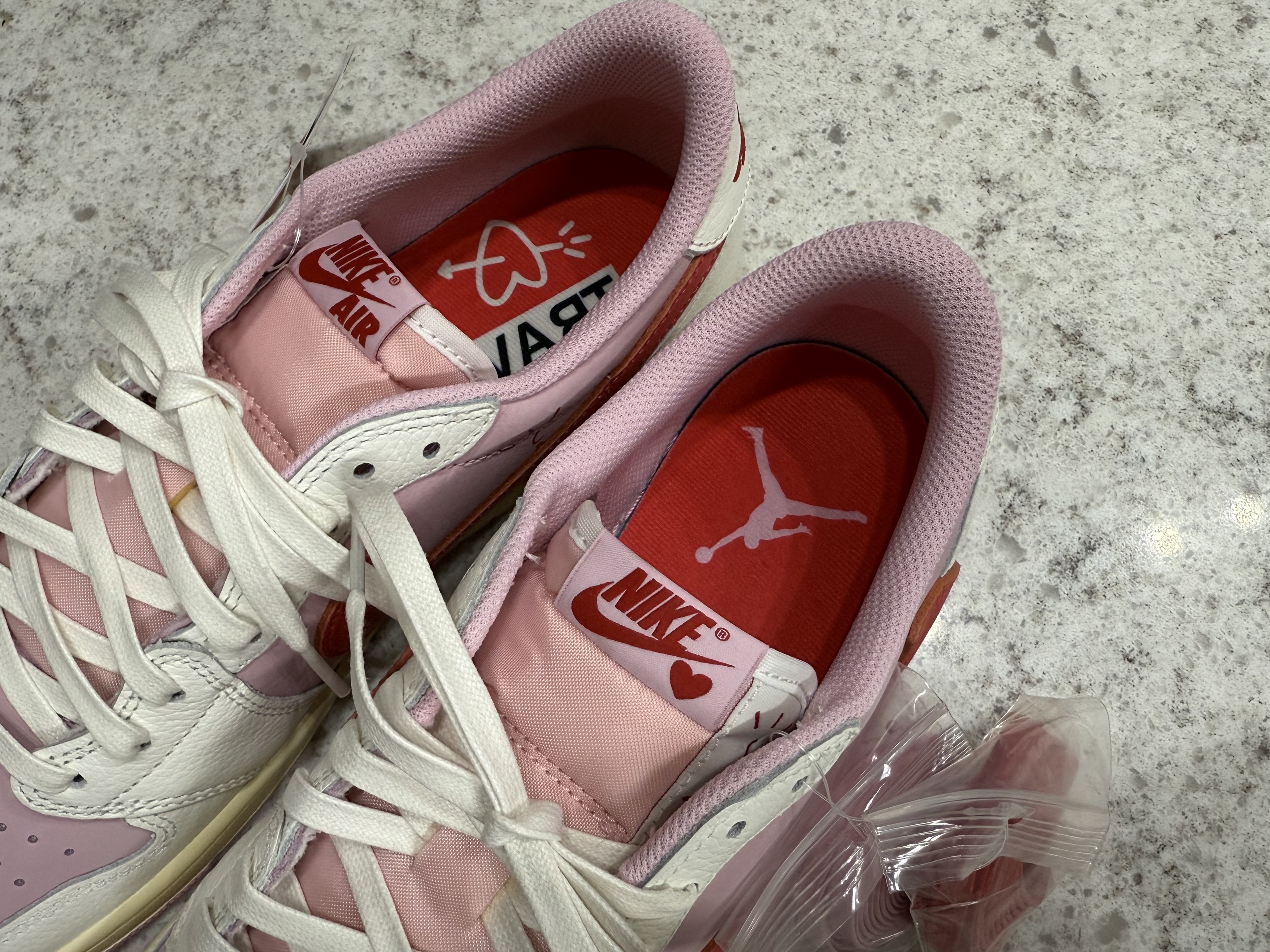 Jordan 1 x Travis Scott Retro Low OG SP Sail Tropical Pink 착용 스타일 - 3