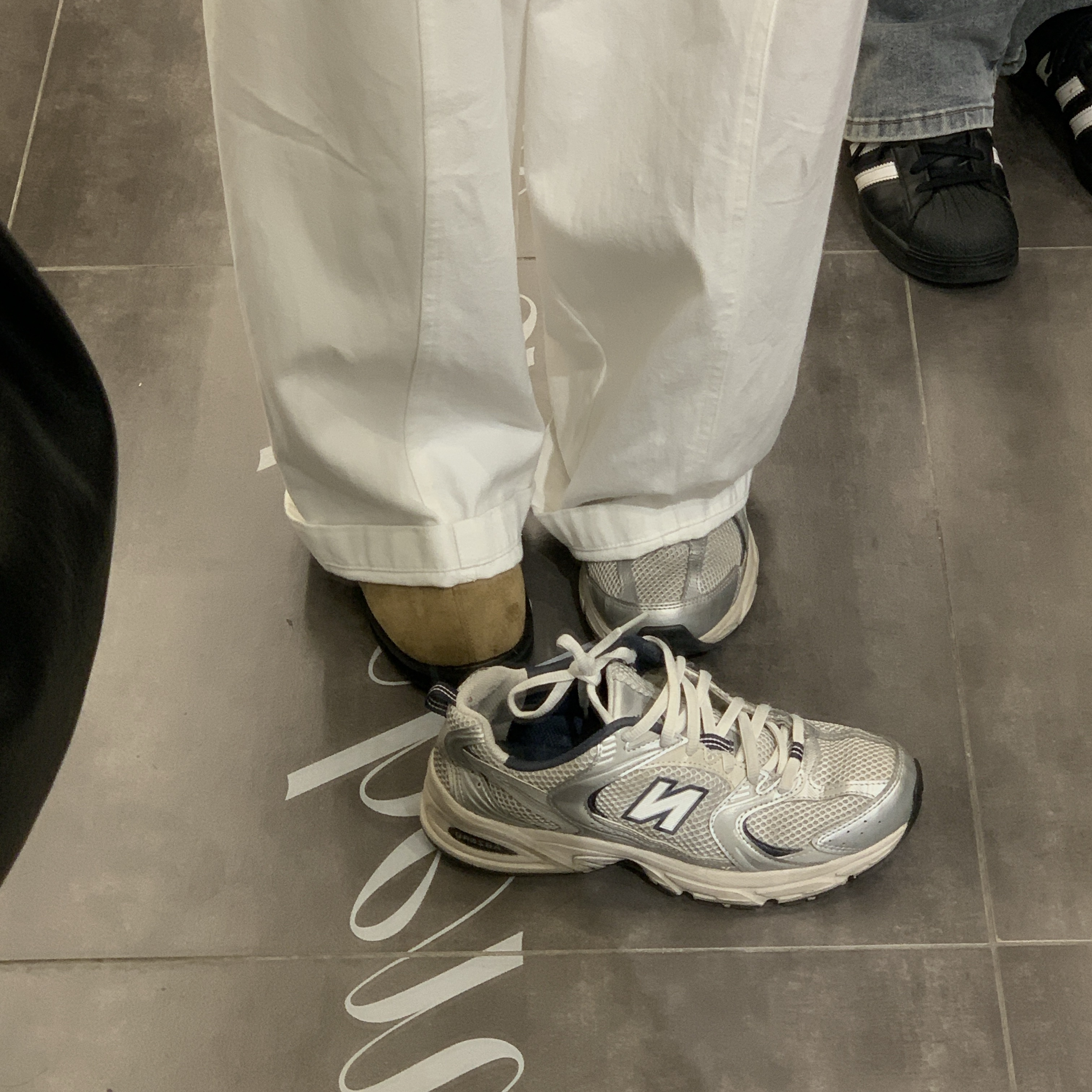 New Balance 530 Steel Grey 착용 스타일 - 2