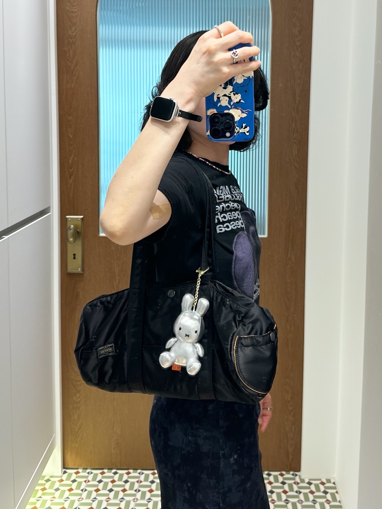 Porter Tanker Duffle Bag L Black 착용 스타일 - 2