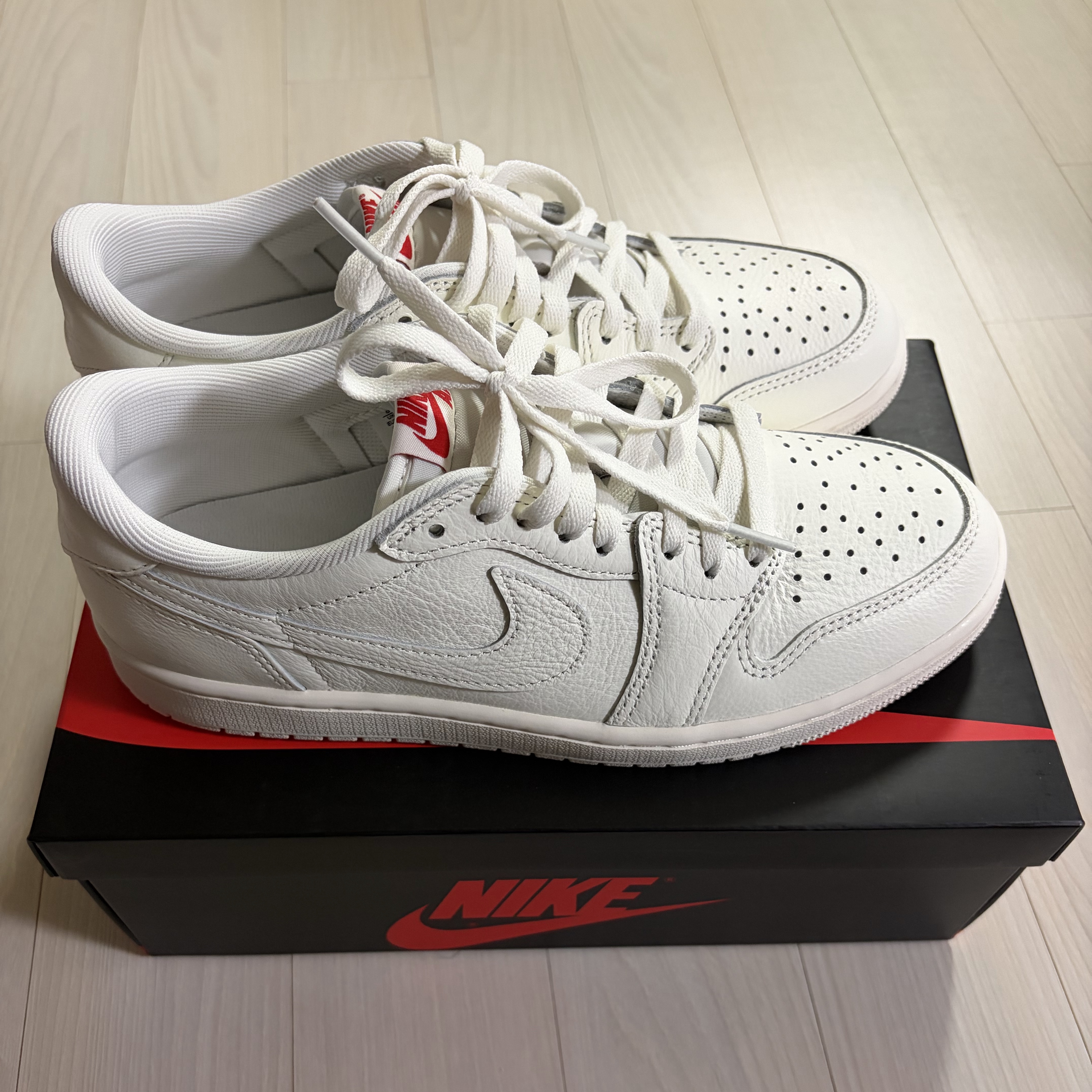 Jordan 1 Retro Low OG Sail and University Red 착용 스타일
