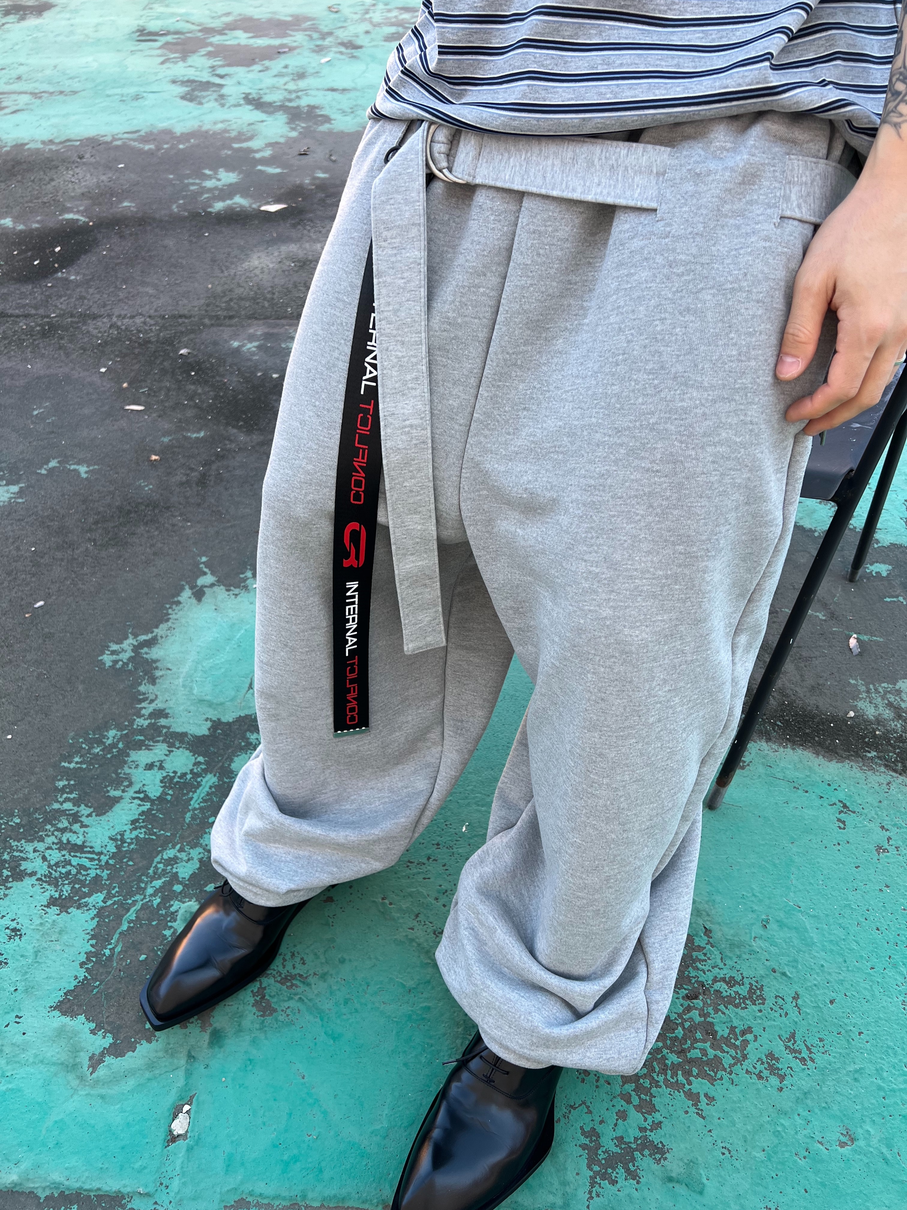 CSC x Soulesures SC:ENE 001, MJD x Koin Seoul Belted Heavy Sweat Baggy Pants Melange Grey 착용 스타일 - 2