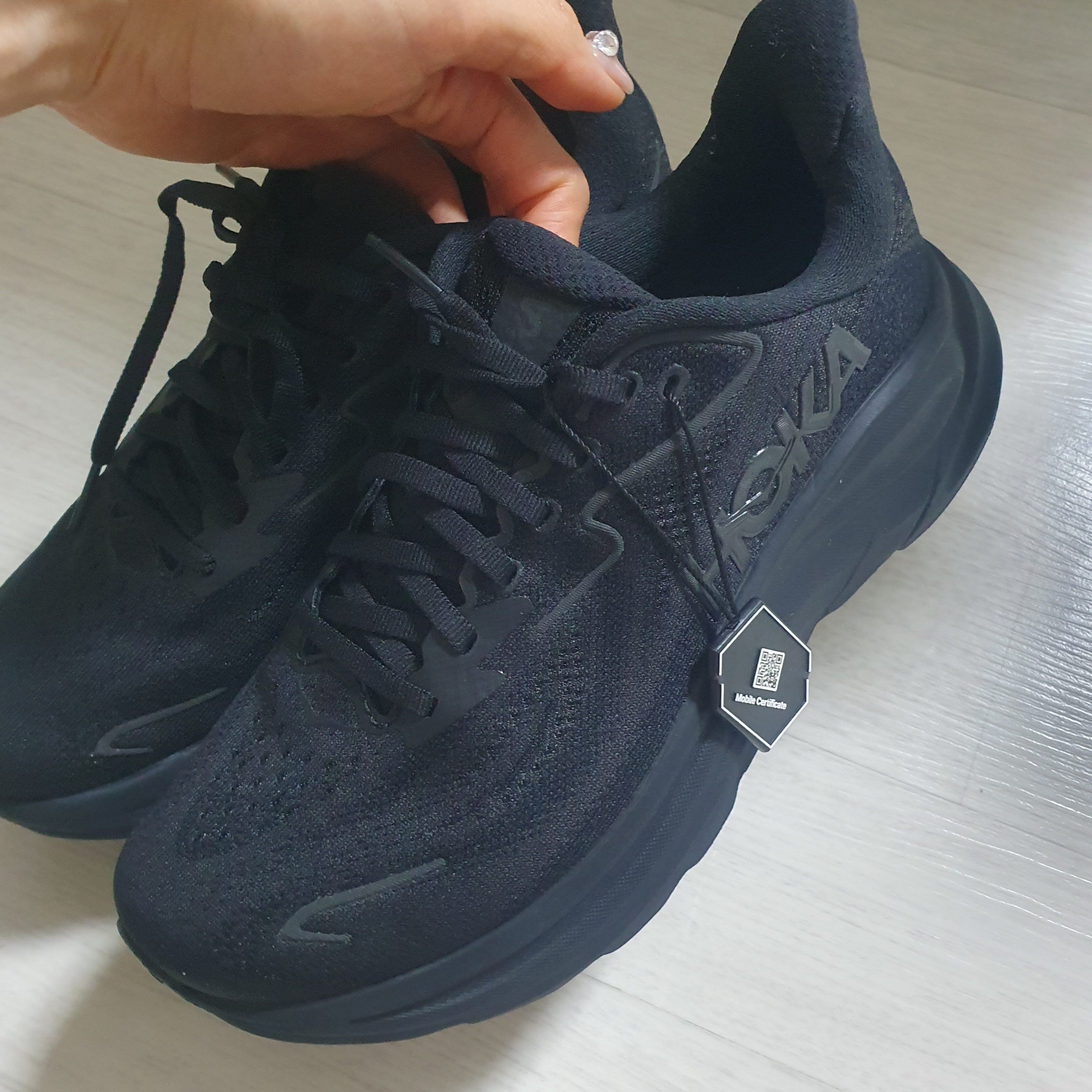 (W) Hoka Clifton 10 Black 착용 스타일 - 2