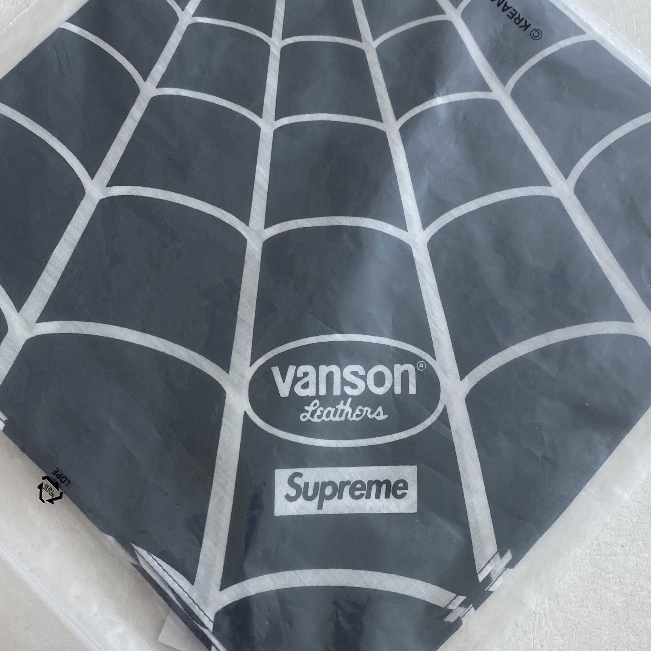 Supreme x Vanson Leathers Spider-Man Bandana Black - 26SS 착용 스타일