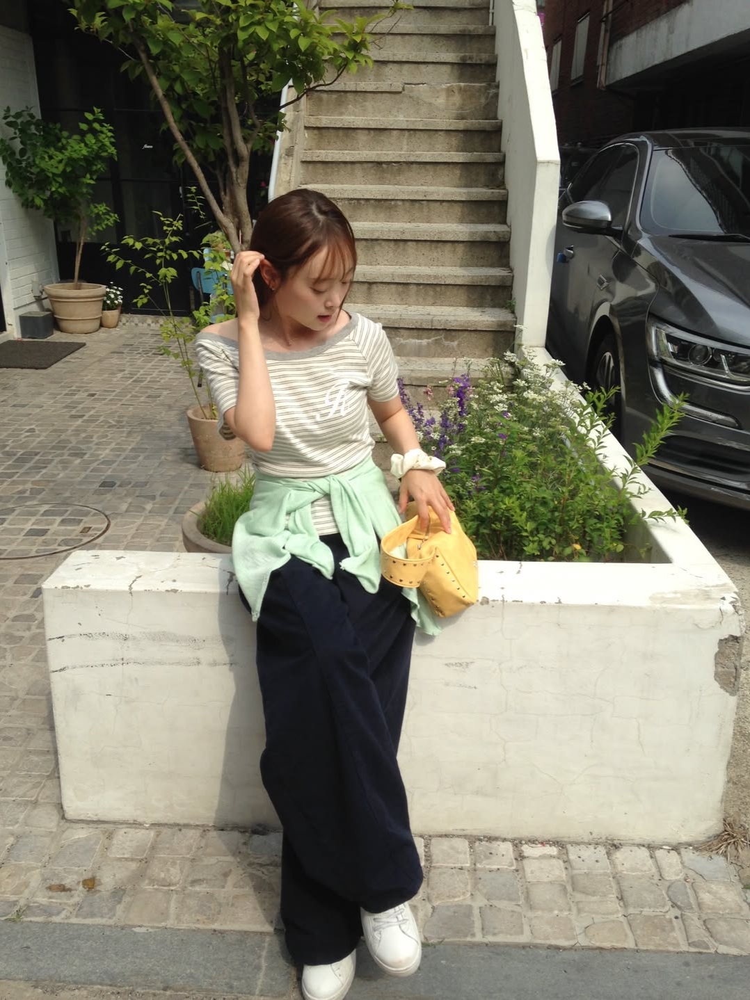 Rosefrantz Stripe One-shoulder T-shirt [Gray] 착용 스타일 - 7