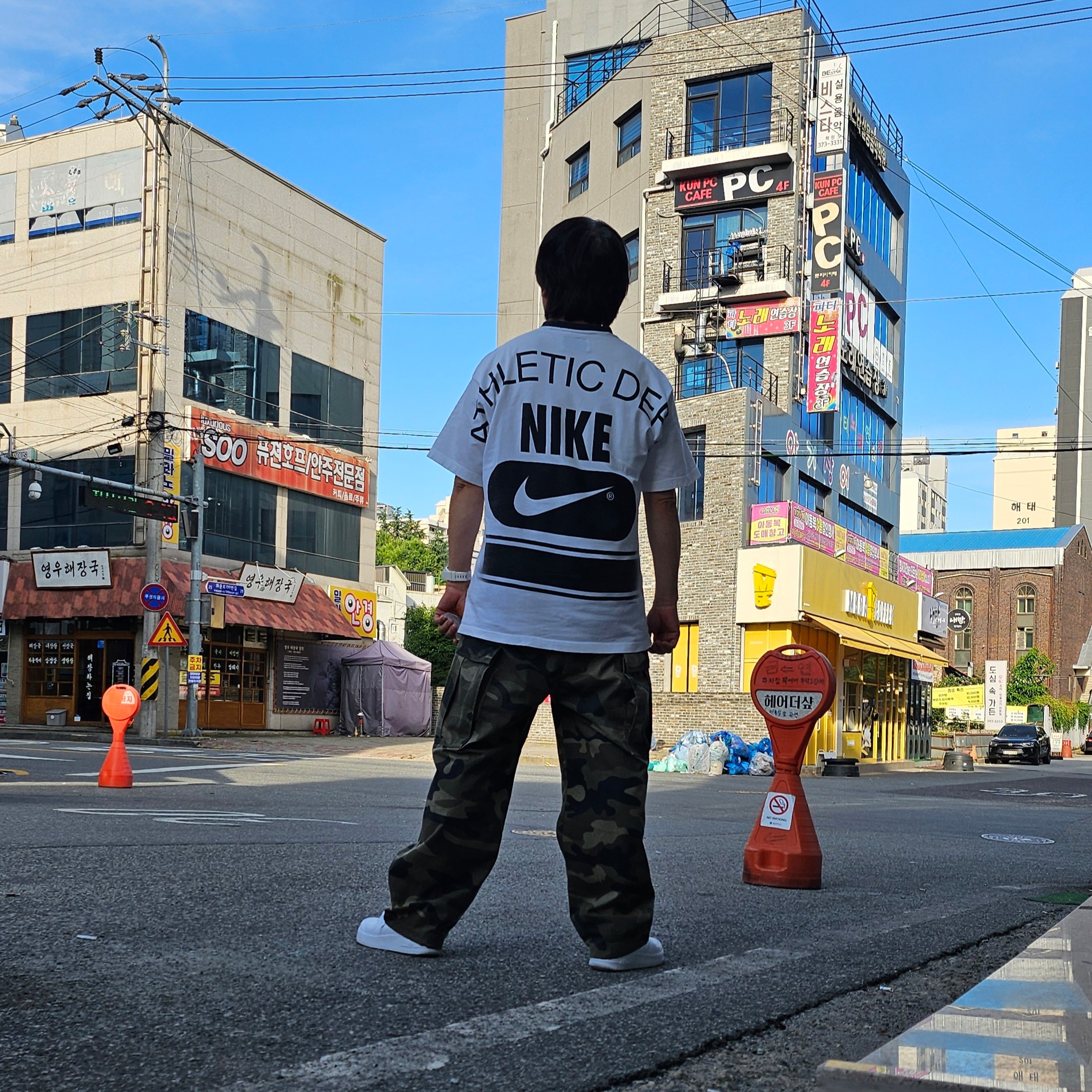 Nike x Supreme Air Force 1 Low White, Nike NRG Massive DEPT T-Shirt White - Asia 착용 스타일 - 1