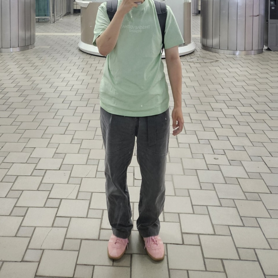 Adidas Bermuda Glow Pink 착용 스타일