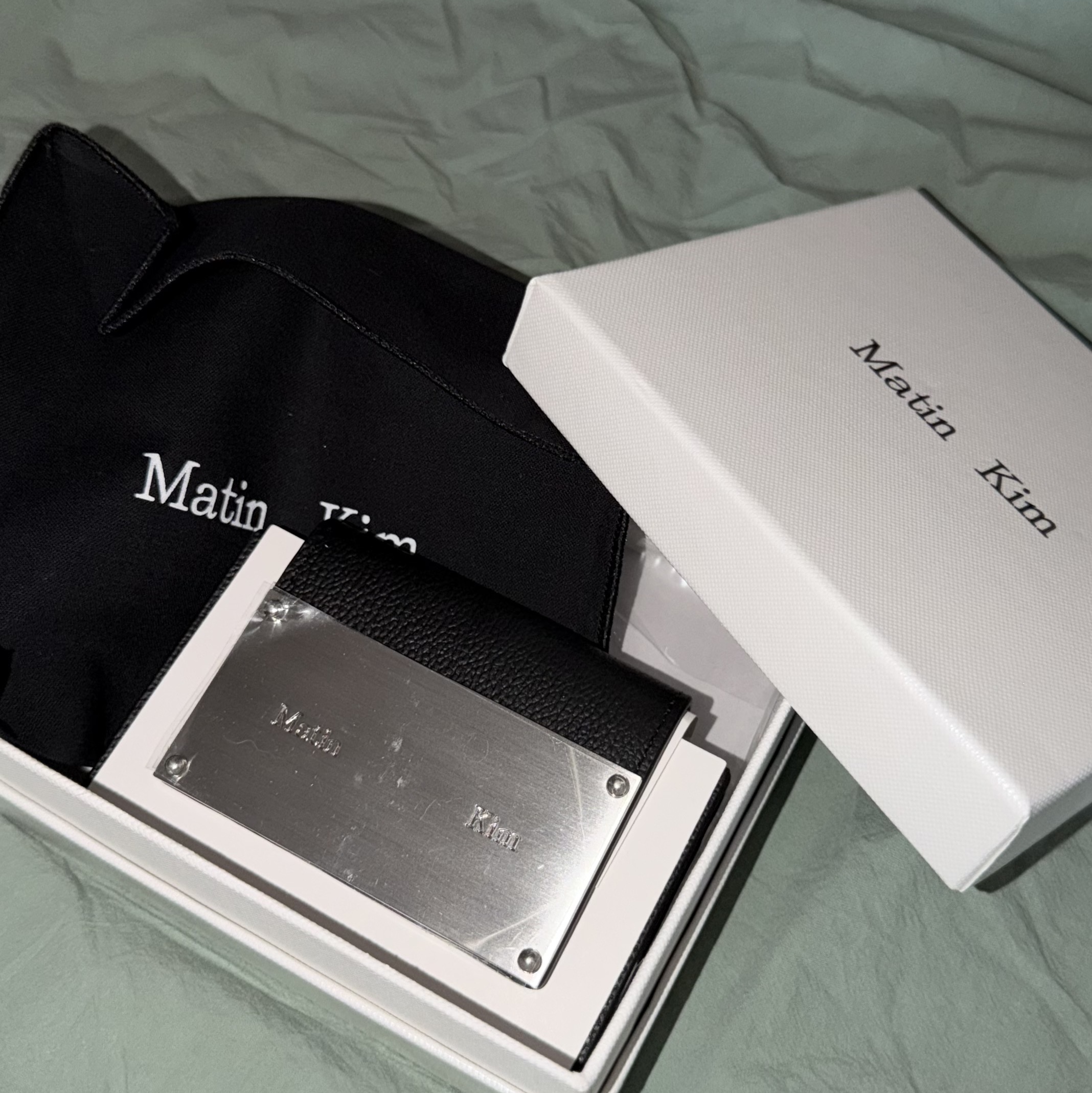 Matin Kim Accordion Wallet Black 착용 스타일