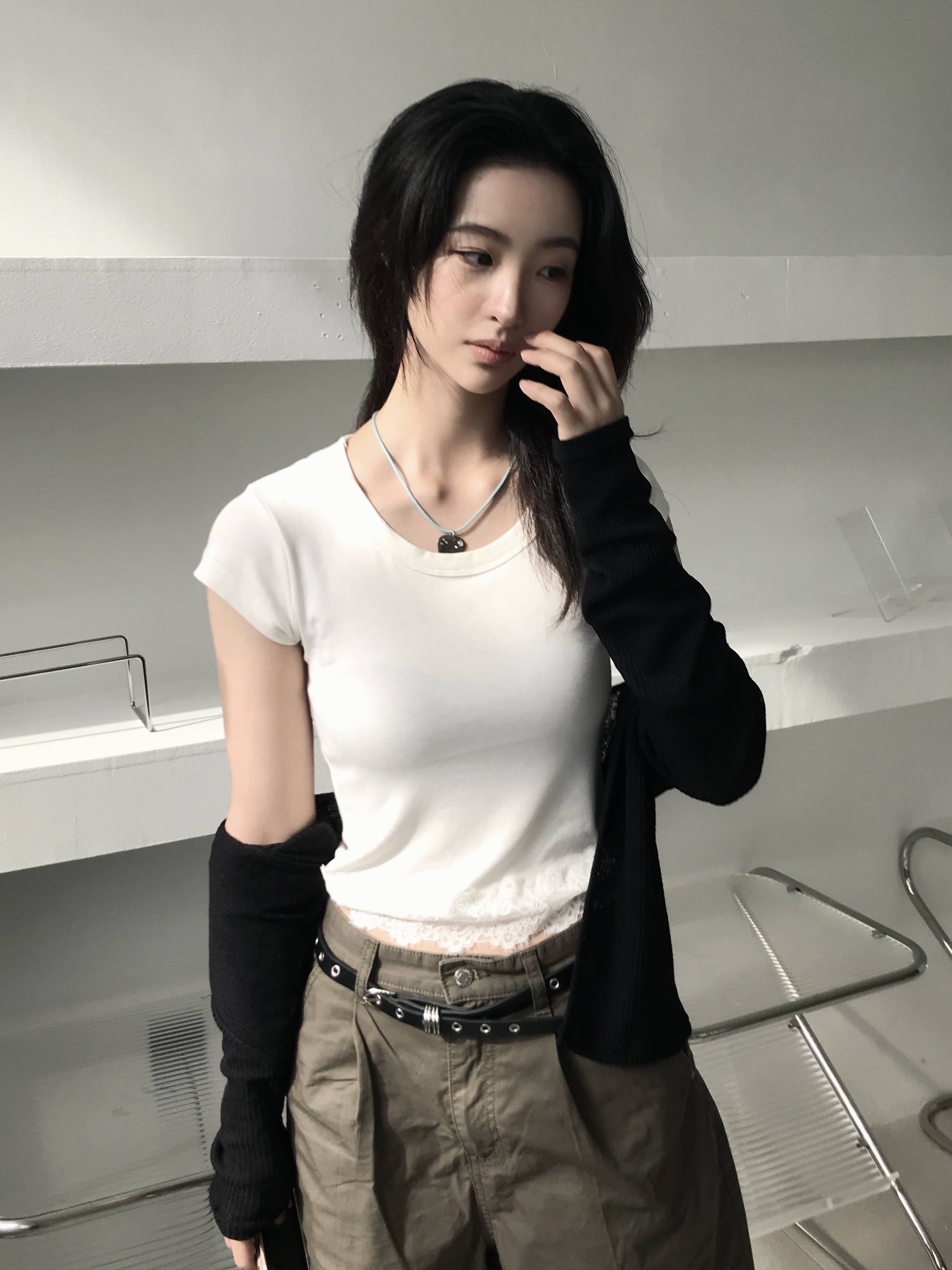 PHOS333 W Slim Fit Lace T-Shirt Ivory 착용 스타일 - 2