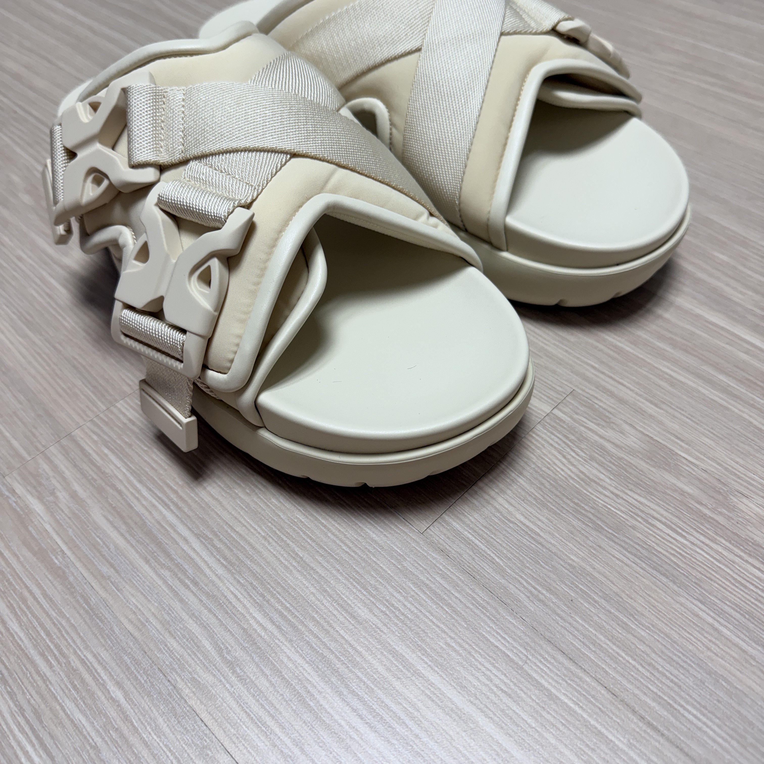 Bottega Veneta Snap Slide Sandal Sea Salt 착용 스타일 - 3