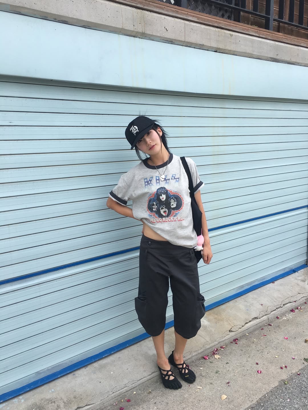 MAINBOOTH X KISS USA Logo T-shirt Gray 착용 스타일 - 1