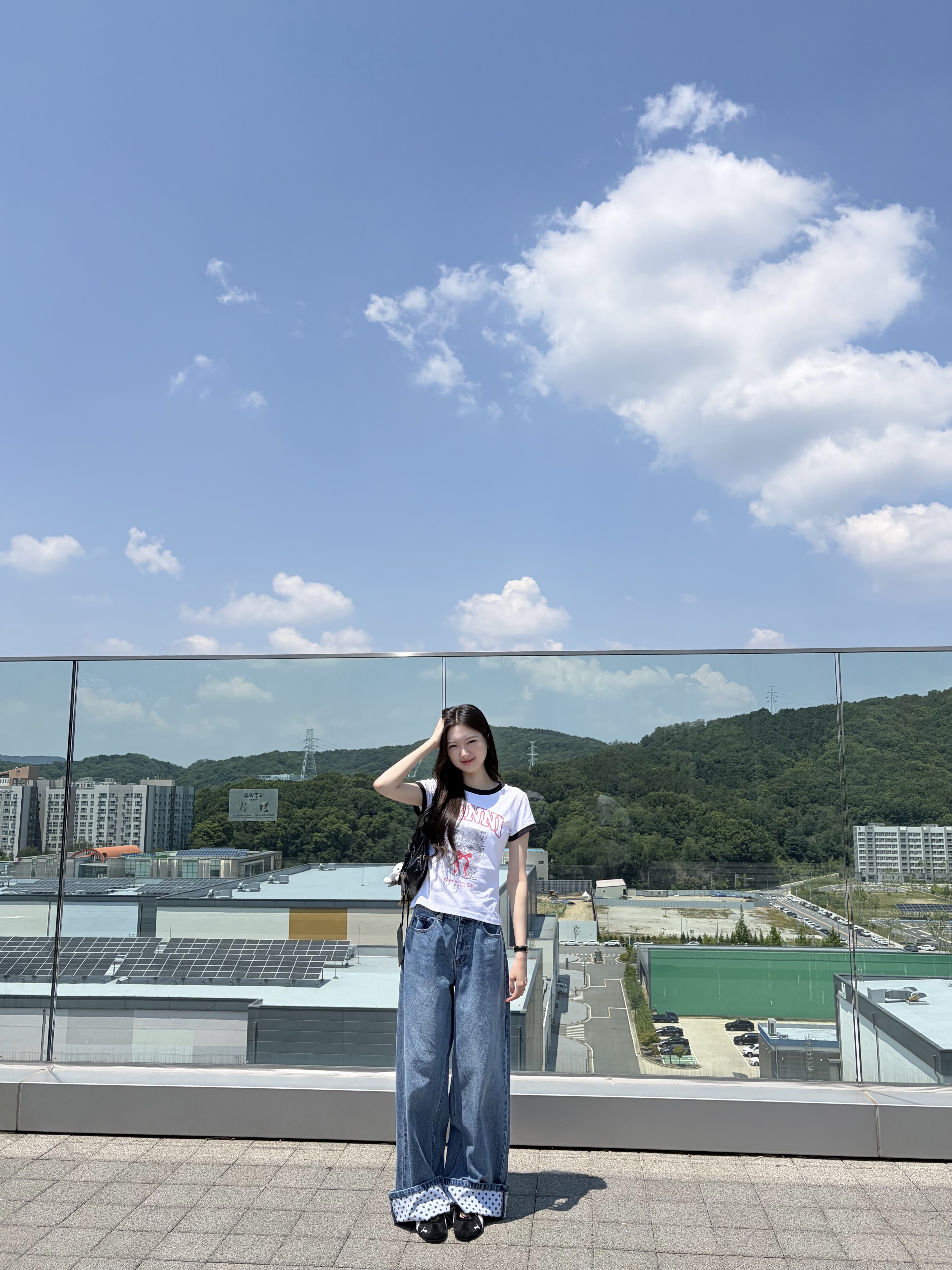 (W) Ganni Logo Print Cotton T-Shirt Bright White, Balenciaga Le City First Bag Black 착용 스타일 - 1