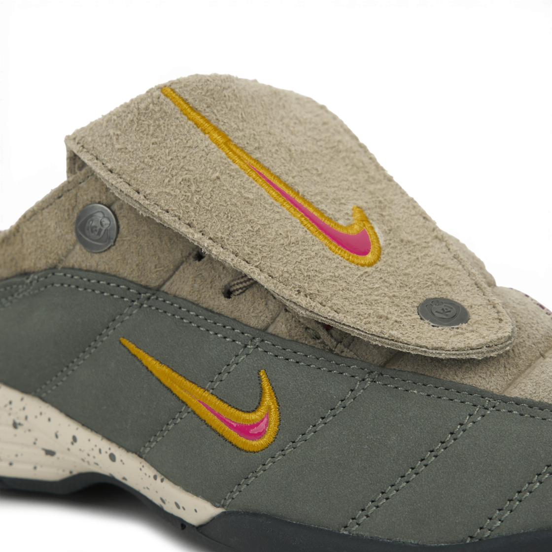 나이키 x 키즈 오브 이미그랜트 토탈 90 뮬 카키 유니버시티 골드(Nike x Kids of Immigrants Total 90 Mule Khaki University Gold) - 7