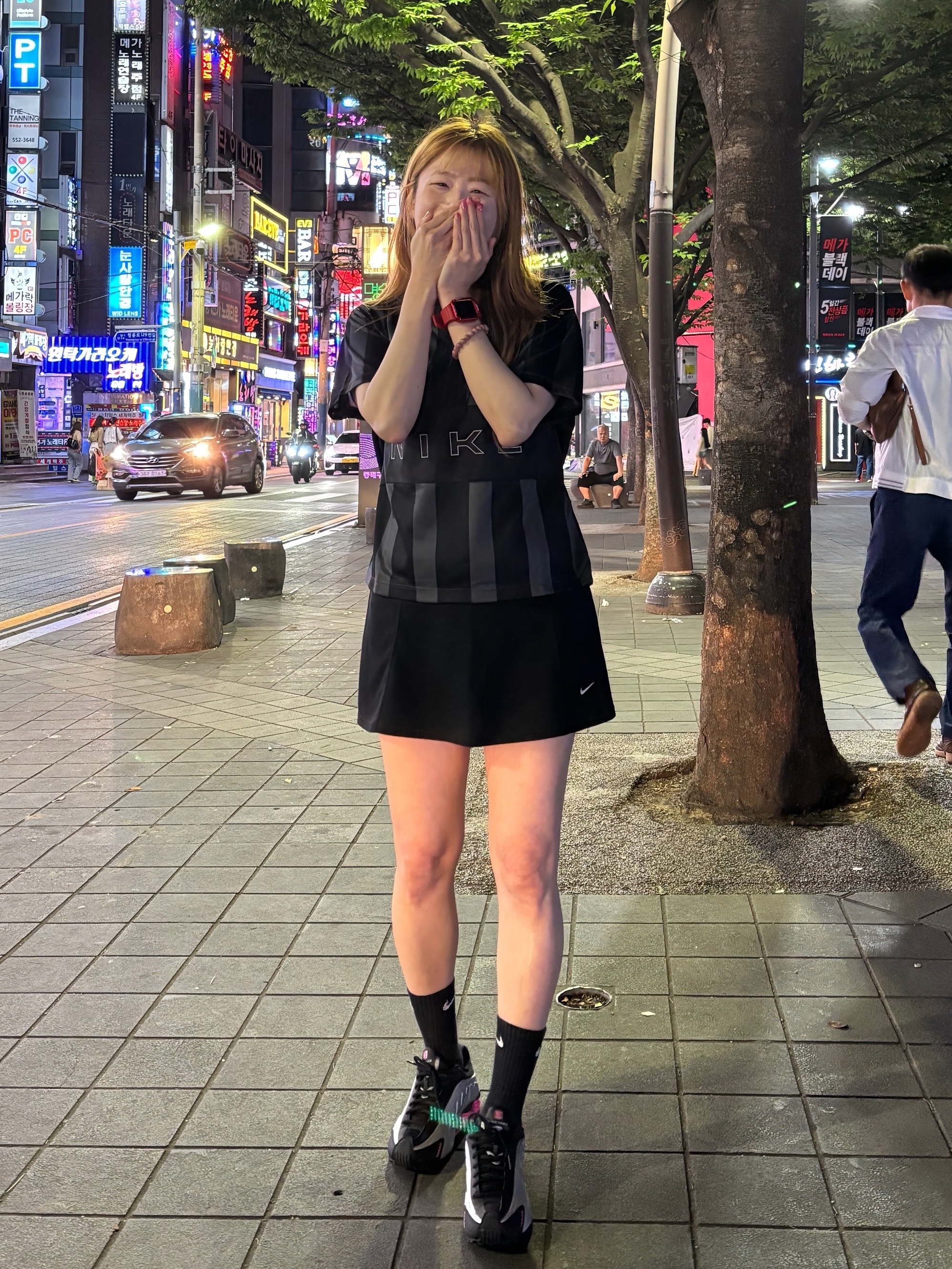 (W) Nike Shox R4 Black Pinksicle, (W) Nike NSW Oversized Jersey Black Chalk - Asia 착용 스타일 - 7