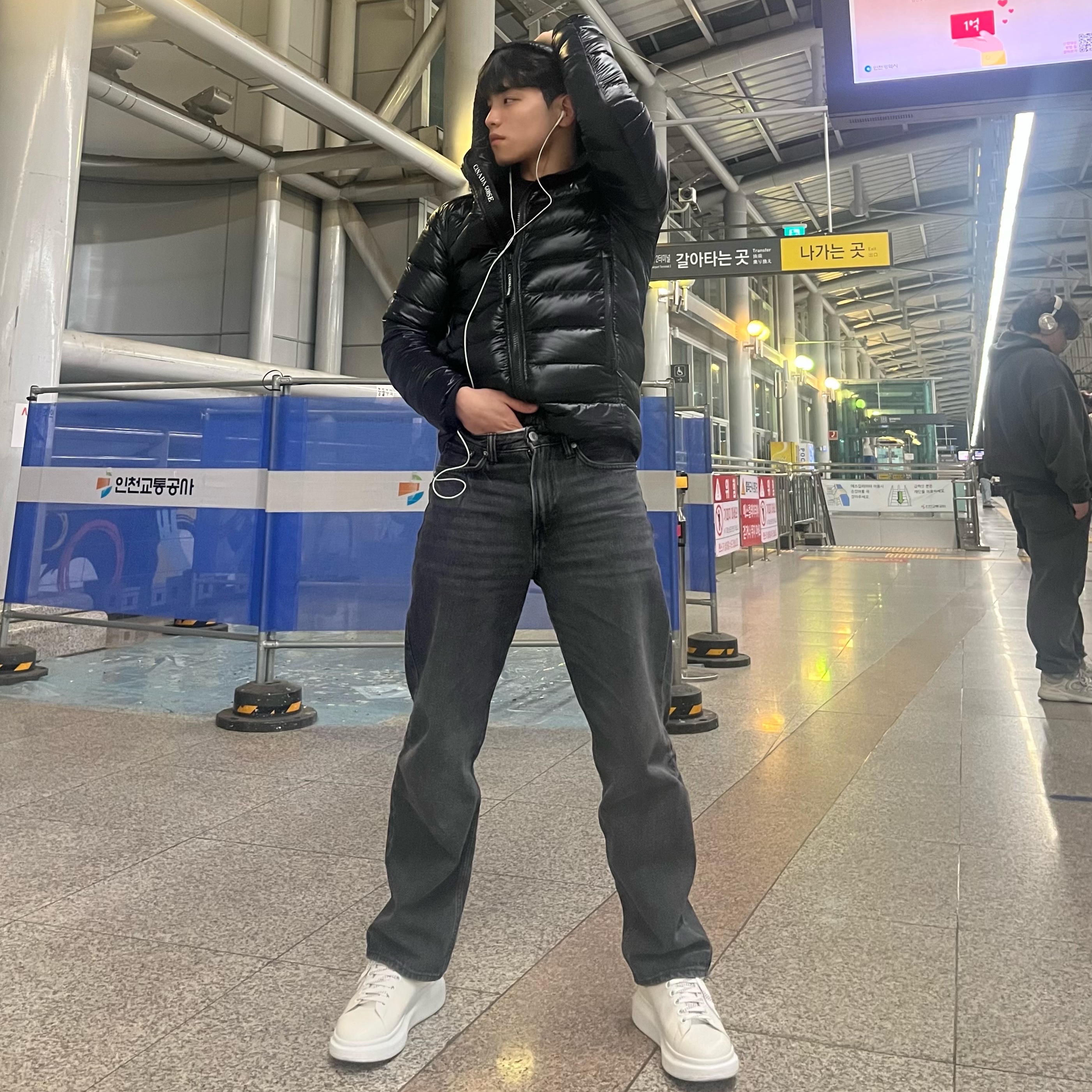 Canada Goose Crofton Down Hoodie Black, Alexander McQueen Oversized Sneakers White Black 착용 스타일
