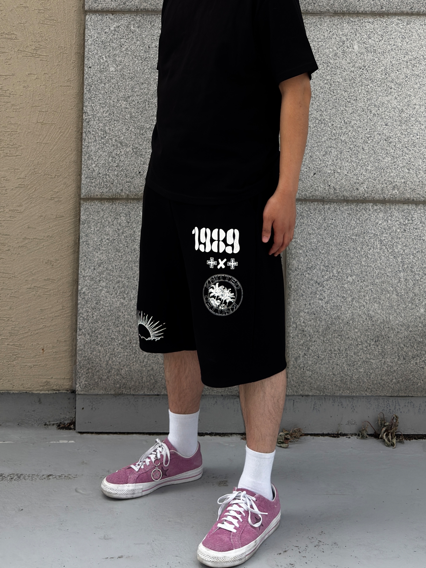[KREAM 단독] Knitted 1989 Sunrise Graphic Bermuda Half Pants Black, [KREAM 단독] Knitted 1989 Sunrise Graphic Bermuda Half Pants Melange Grey 착용 스타일 - 2