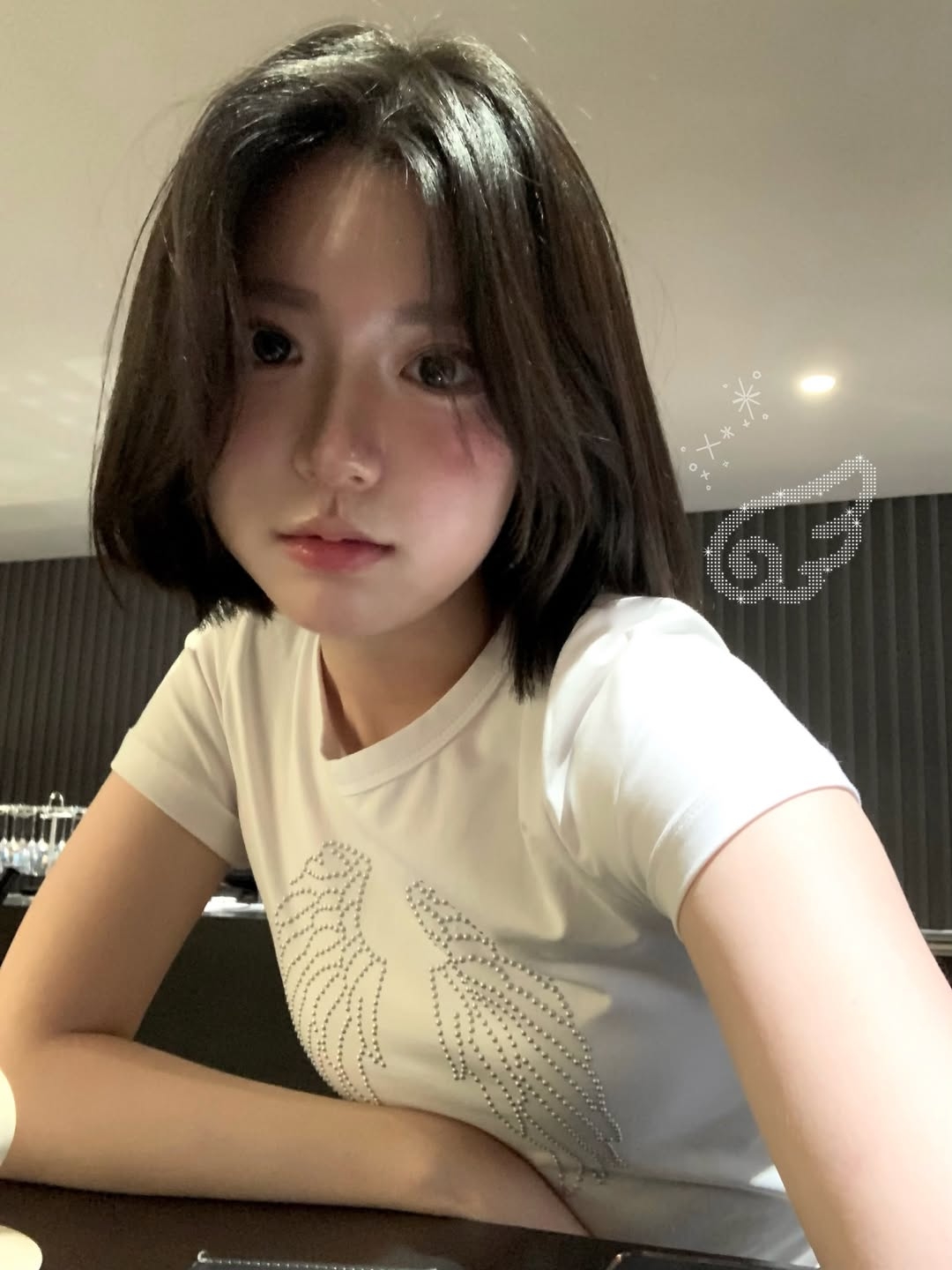Rosefrantz Sparkle Angel Wing T-shirt [White] 착용 스타일 - 5