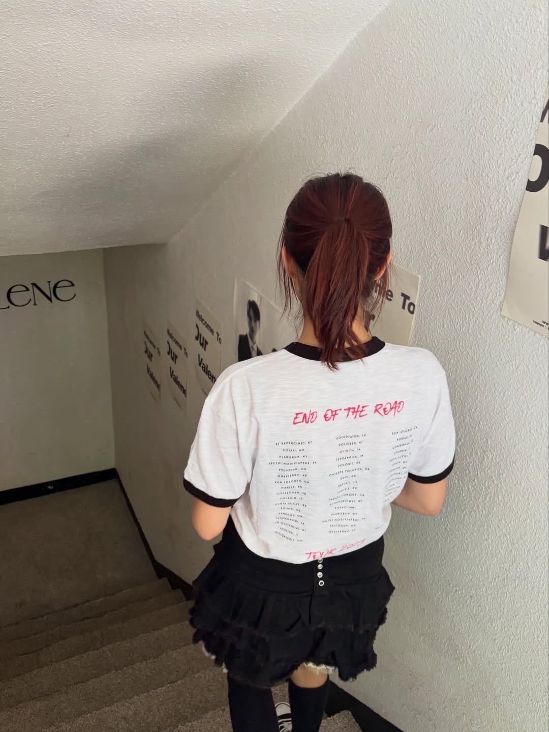 MAINBOOTH X KISS End of the Road T-shirt White 착용 스타일 - 7