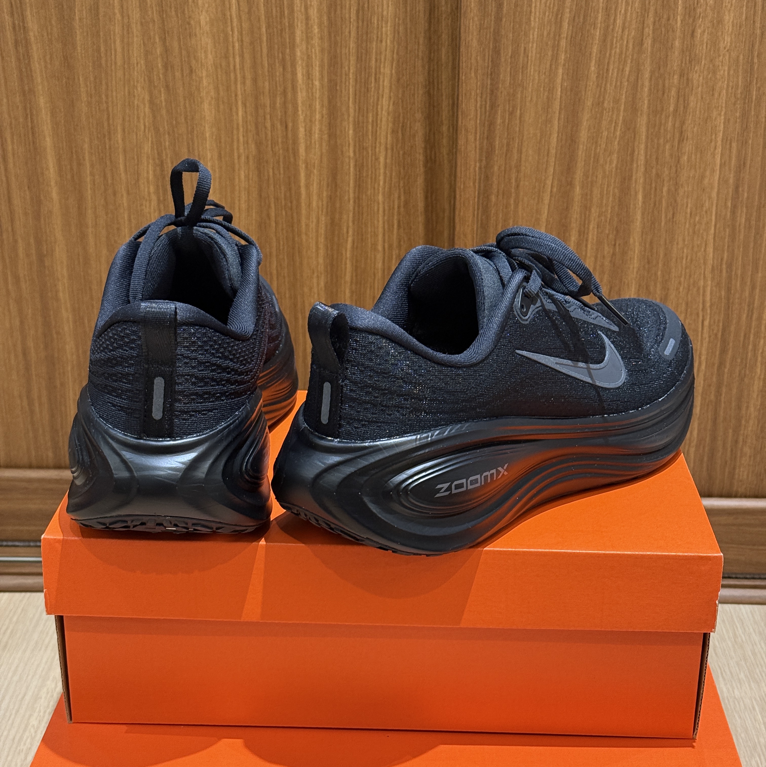 Nike Vomero Plus Black Metallic Dark Grey 착용 스타일 - 3