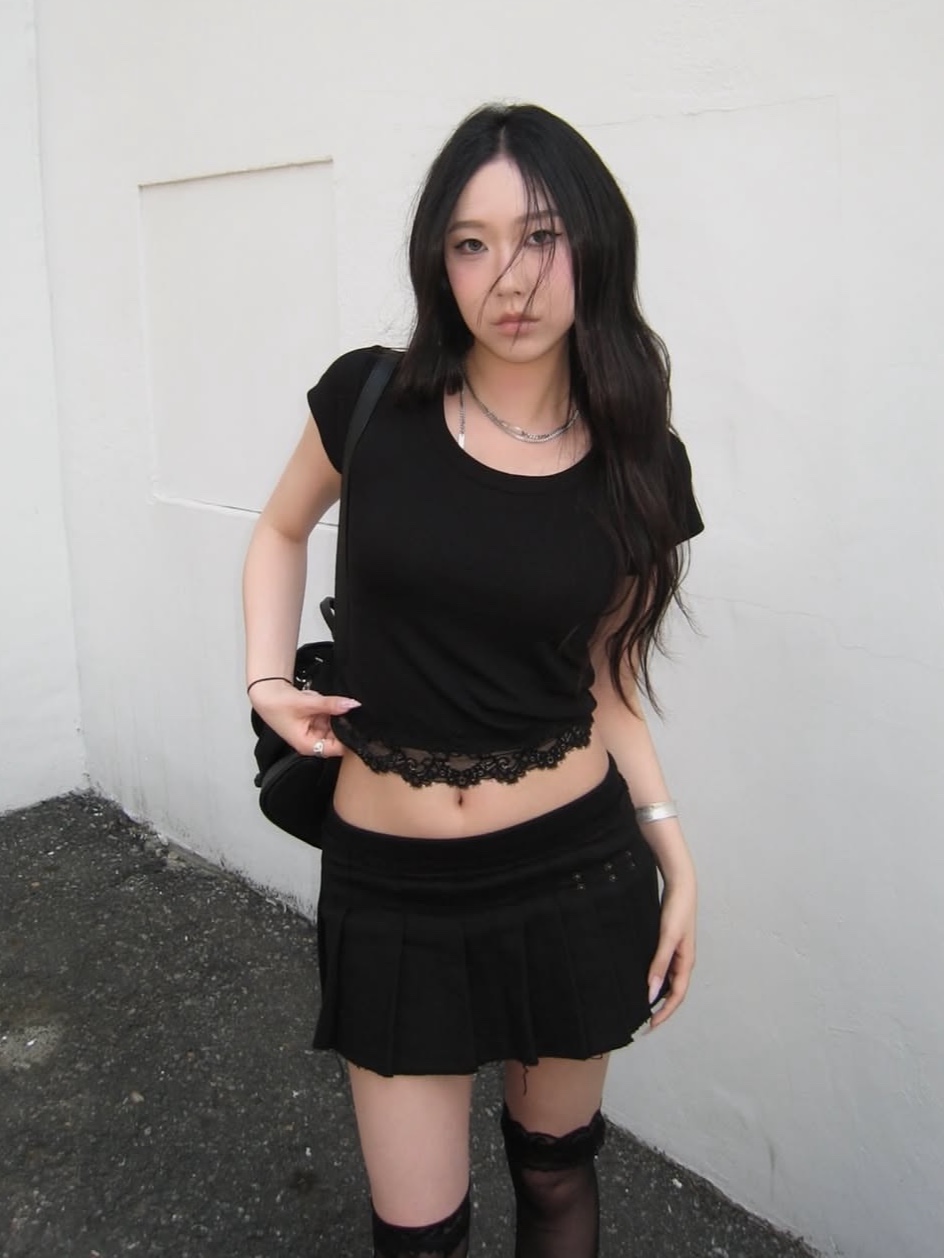 PHOS333 W Slim Fit Lace T-Shirt Black 착용 스타일 - 1